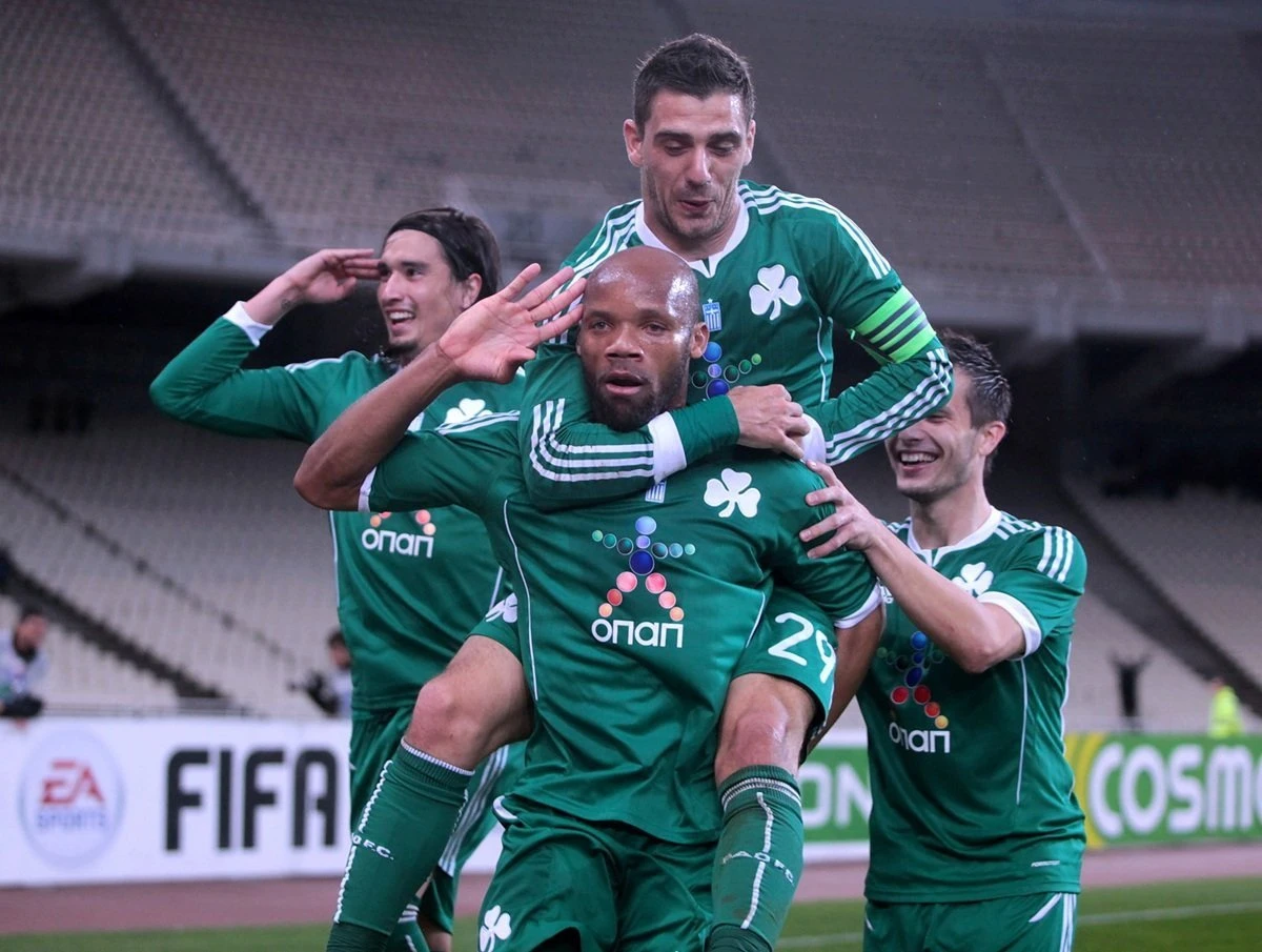 Ο Μπουμσονγκ πανηγυρίζει με τους συμπαίκτες του το γκολ του απέναντι στον Αστέρα Τρίπολης / Πηγή: Eurokinissi