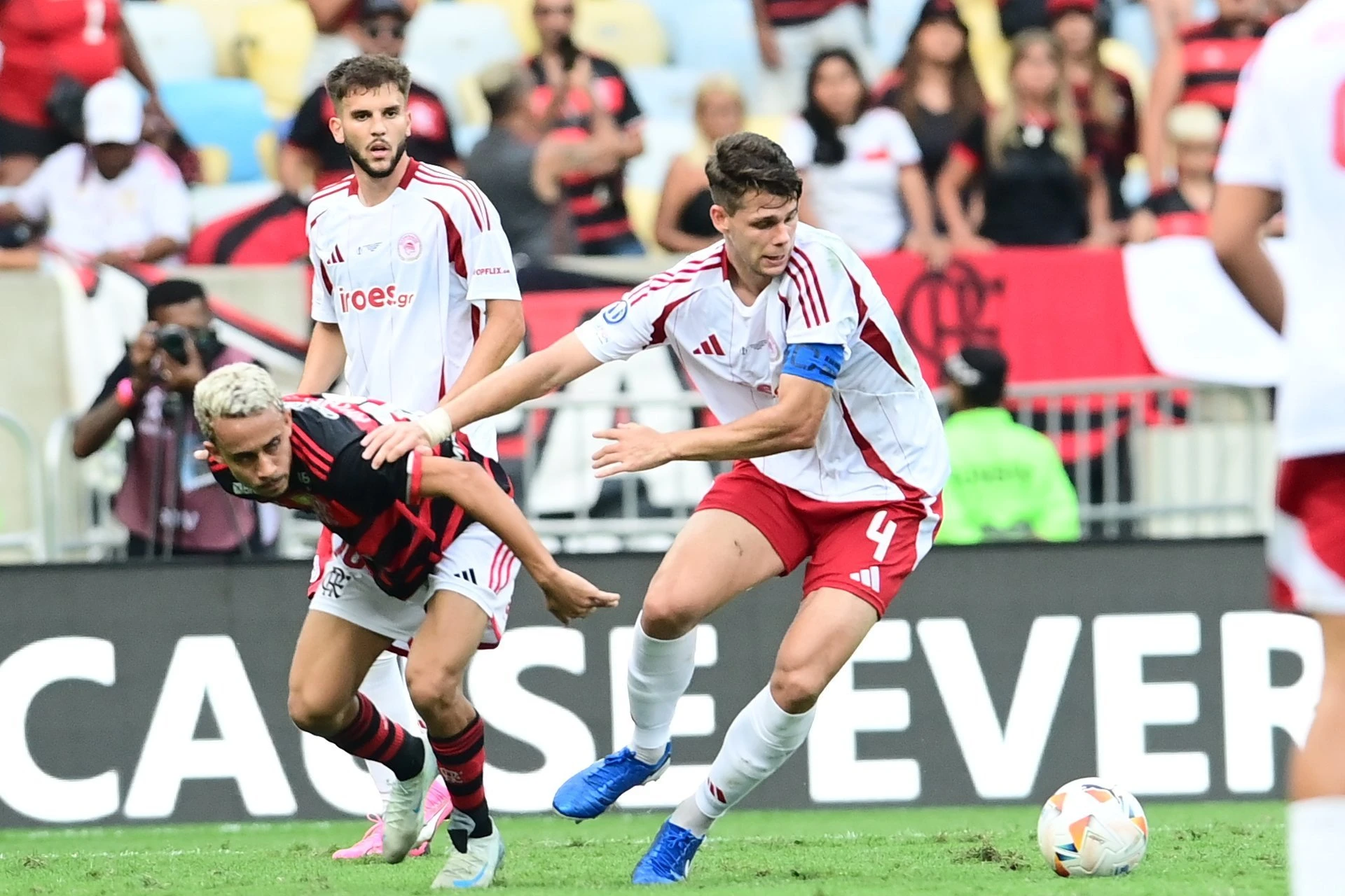 Ο Ματέους Γκονσάλβες απέναντι στον Ολυμπιακό / Πηγή: Eurokinissi