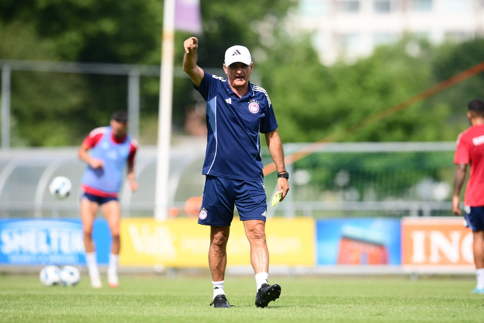 Ο Χοσέ Λουίς Μεντιλίμπαρ δίνει τις οδηγίες του/ Πηγή: Eurokinissi