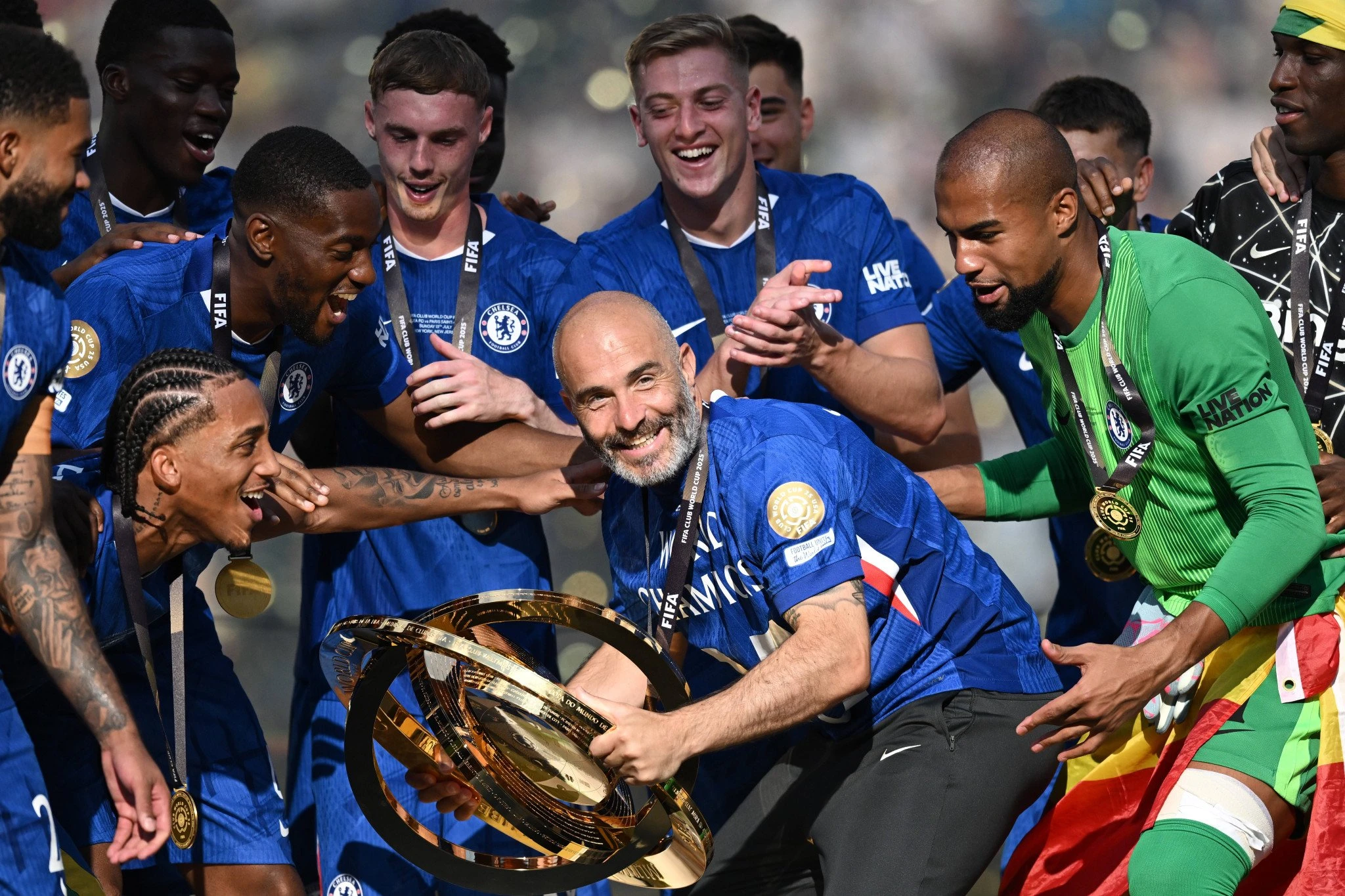 Ο Ένζο Μαρέσκα κρατά το τρόπαιο του Παγκοσμίου Κυπέλλου Συλλόγων/ Πηγή: Imago