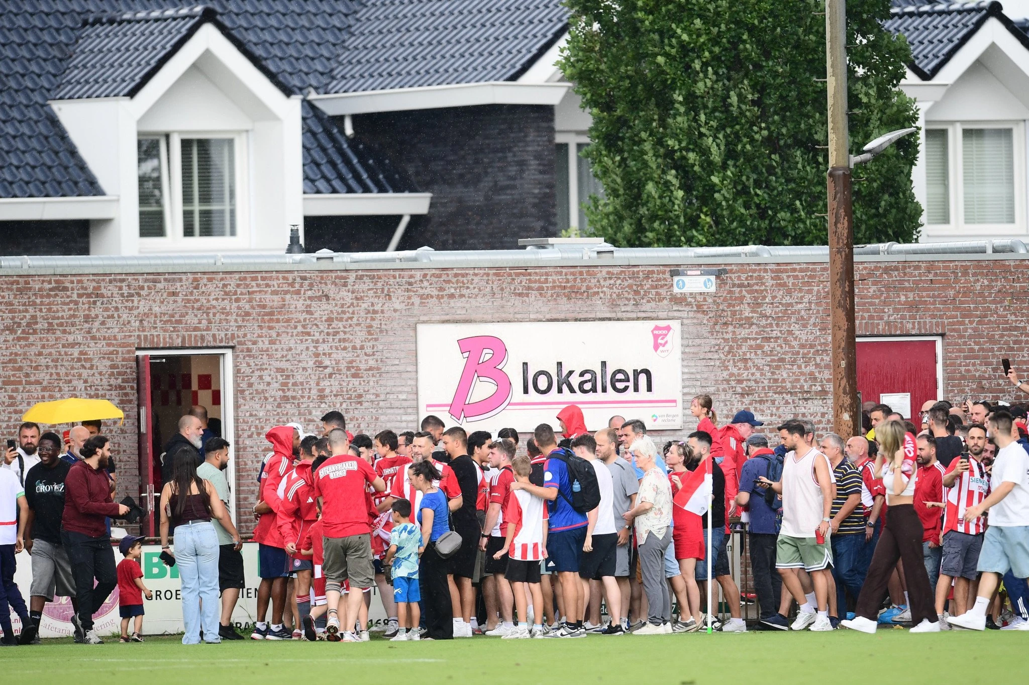 Οπαδοί του Ολυμπιακού στο φιλικό με την Μπρέντα / Πηγή: Eurokinissi