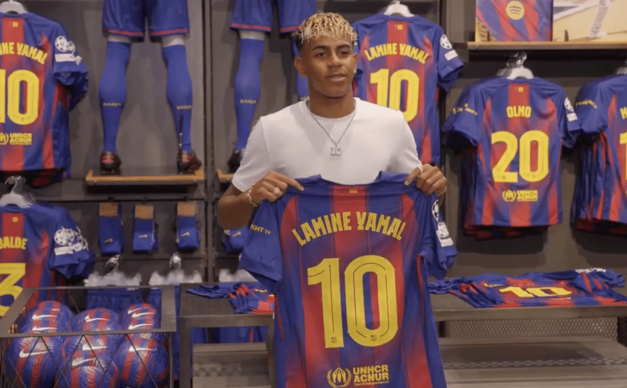 Ο Λαμίν Γιαμάλ ποζάρει με το «10» στη Μπαρτσελόνα/Screenshot