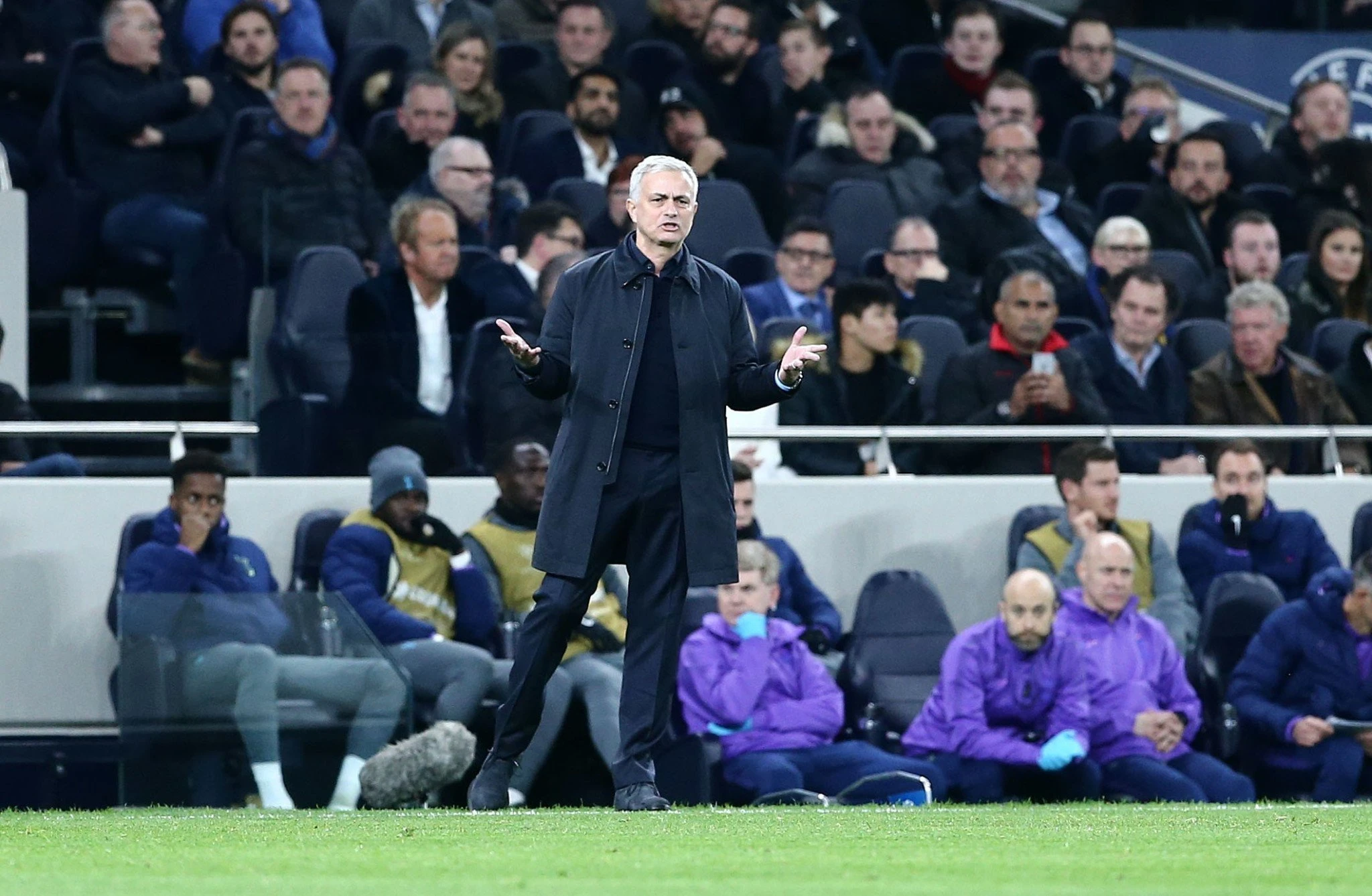 Ο Ζοσέ Μουρίνιο κατά την διάρκεια του αγώνα Τότεναμ - Ολυμπιακός  / Πηγή: Eurokinissi