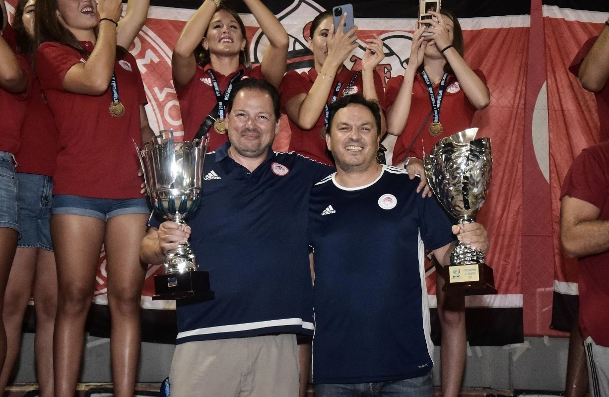 Ο Θοδωρής Βλάχος και ο Χάρης Παυλίδης πανηγυρίζουν κάποια από τα τρόπαια που κατέκτησαν ως προπονητές του Ολυμπιακού/ Πηγή: Intime