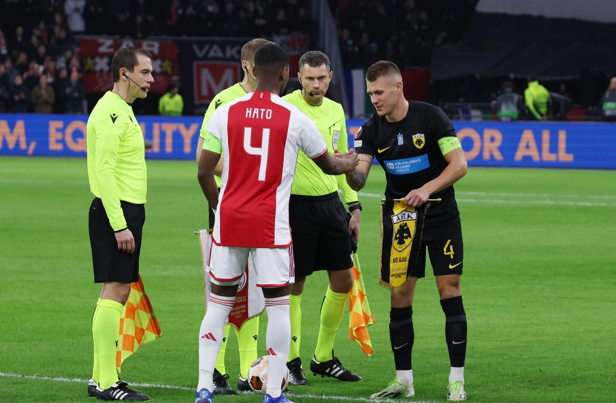 Ο Γιορέλ Χάτο φορώντας το περιβραχιόνιο του Άγιαξ απέναντι στην ΑΕΚ / Πηγή: Intime