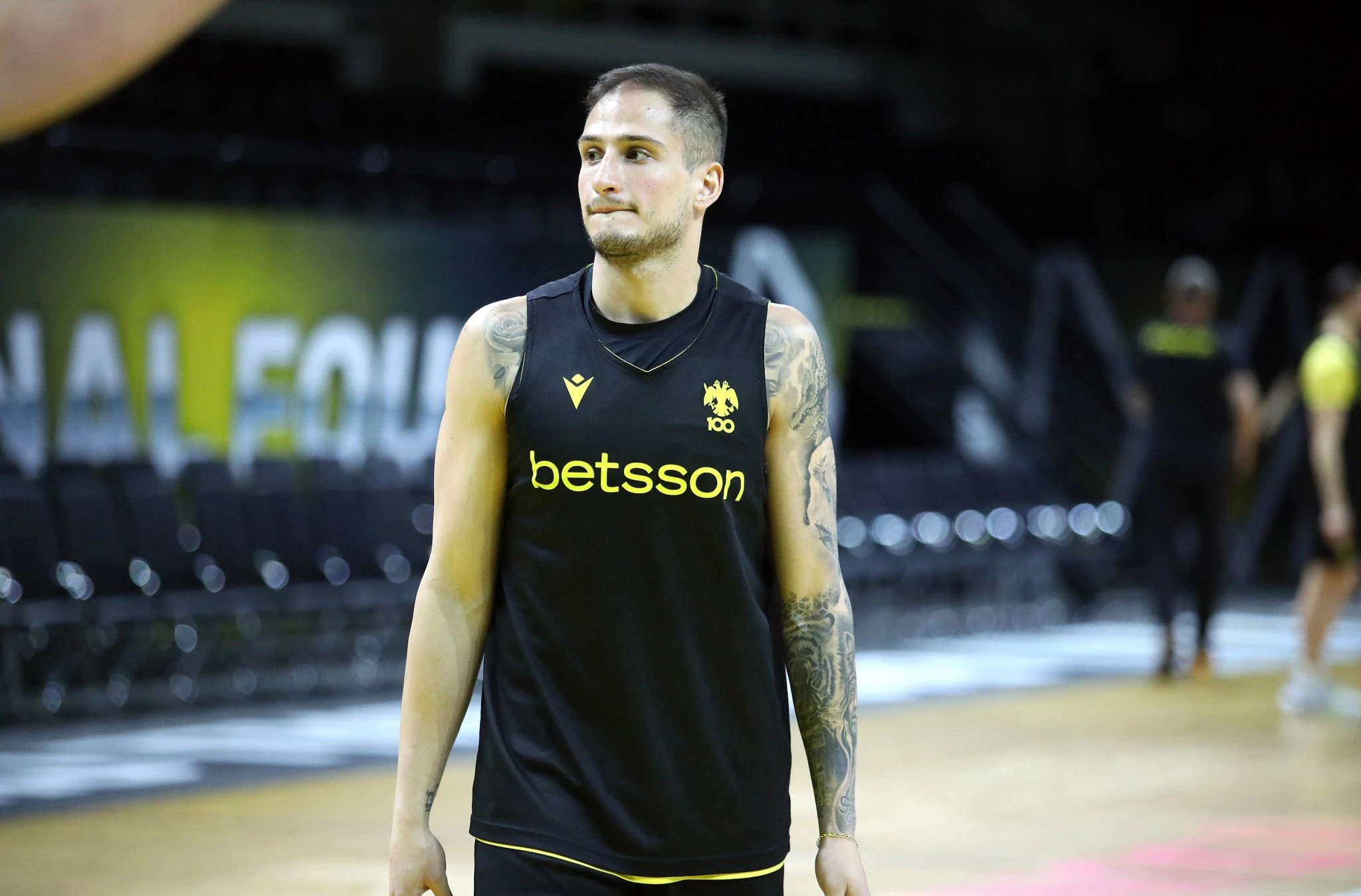 Ο Νίκος Αρσενόπουλος με τη φανέλα της ΑΕΚ Betsson