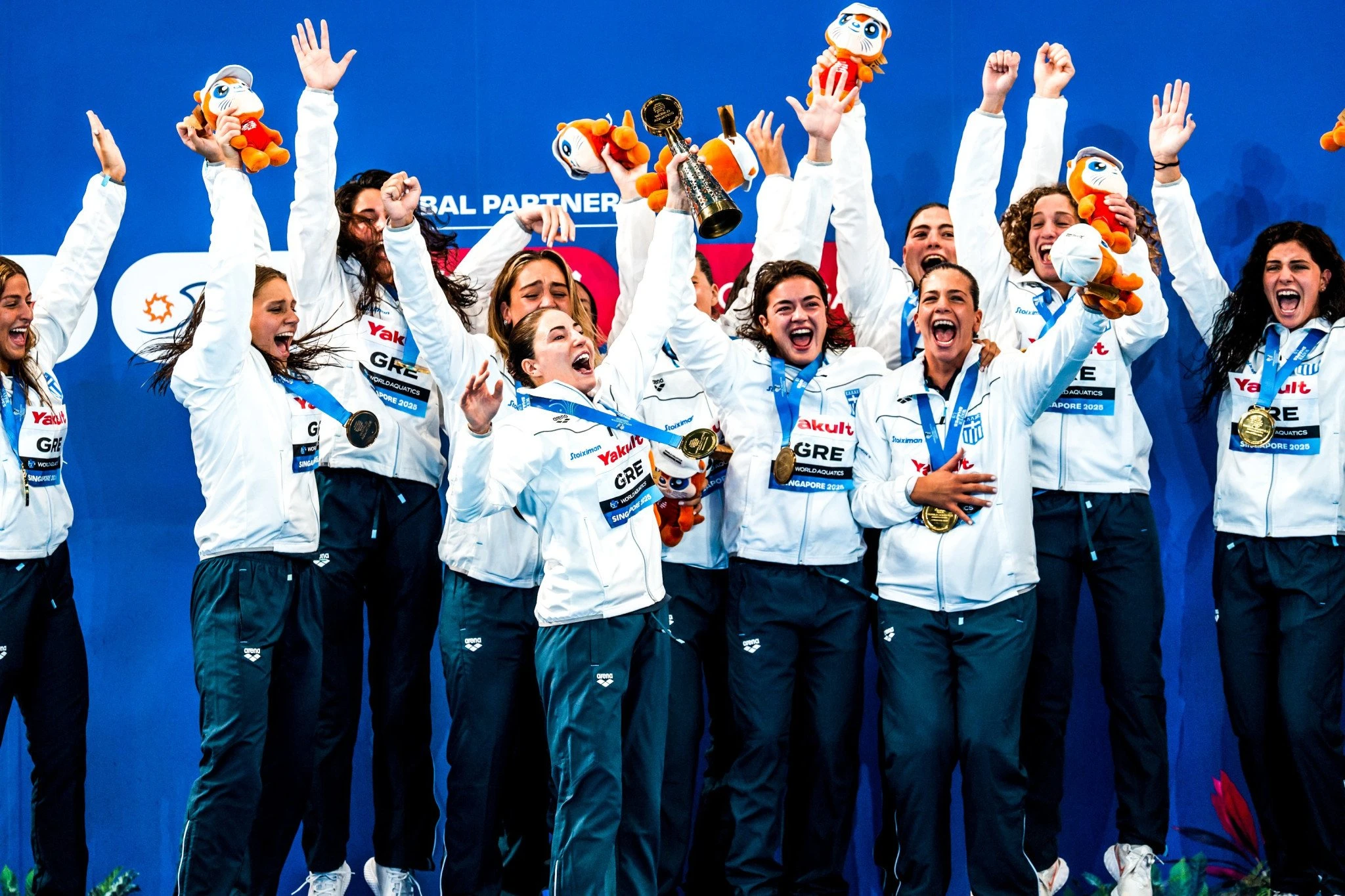 Οι παγκόσμιες πρωταθλήτριες με τον Ollie στα χέρια! / Πηγή: Eurokinissi