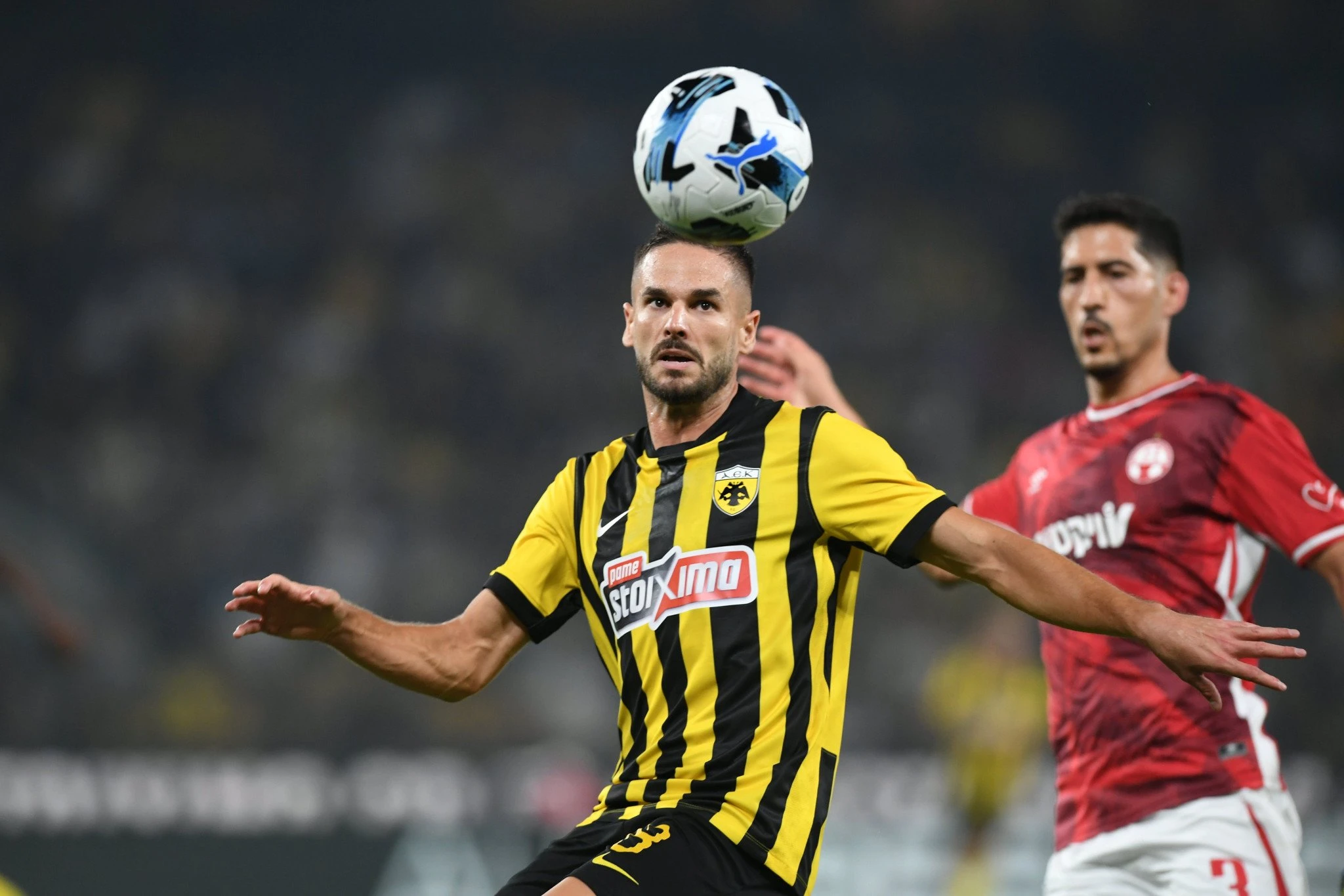 Ο Μιγιάτ Γκατσίνοβιτς κατά την διάρκεια του ΑΕΚ - Χαποέλ Μπερ Σεβά / Πηγή: Eurokinissi