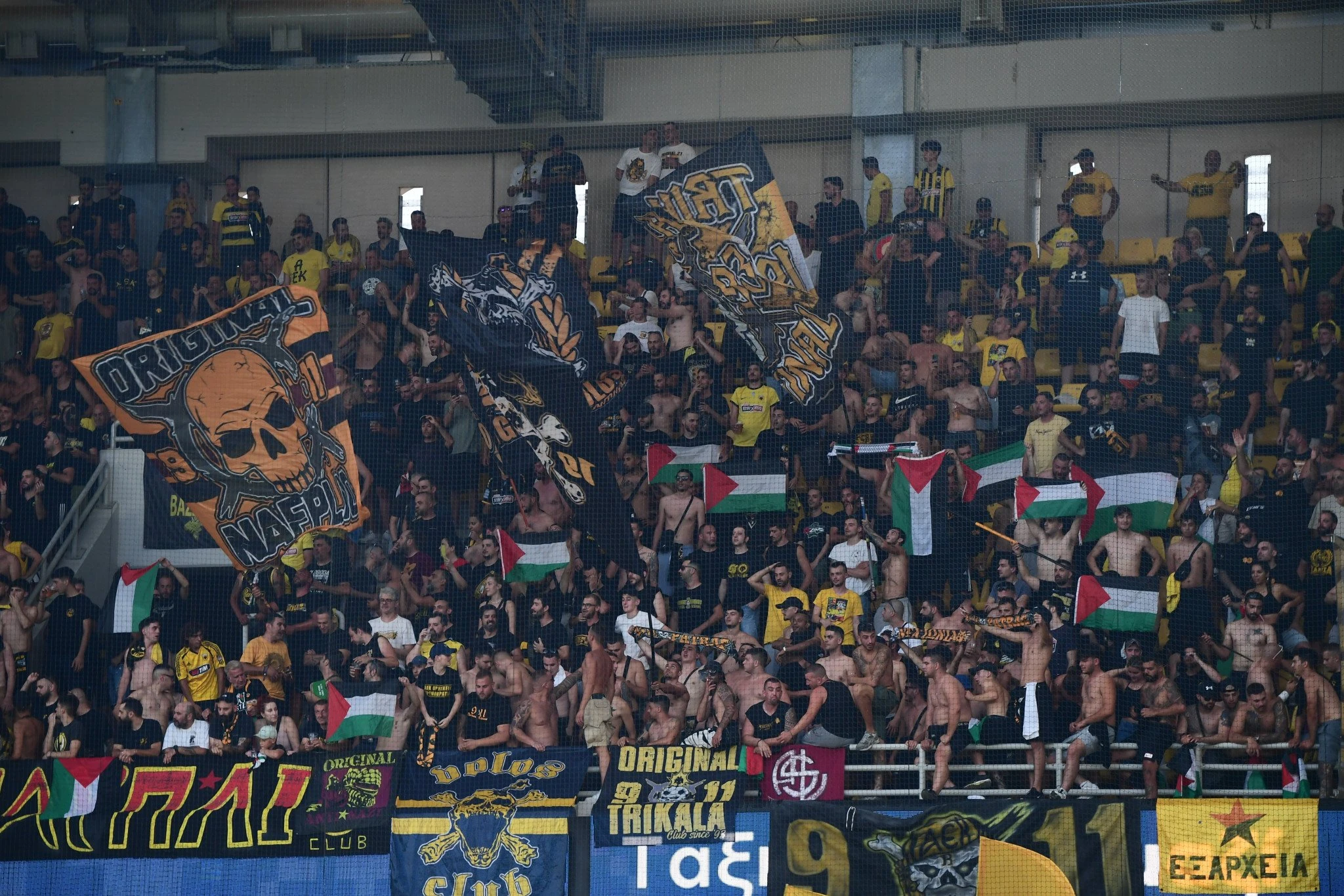 Σημαίες της Παλαιστίνης στον αγώνα της ΑΕΚ / Πηγή: Eurokinissi