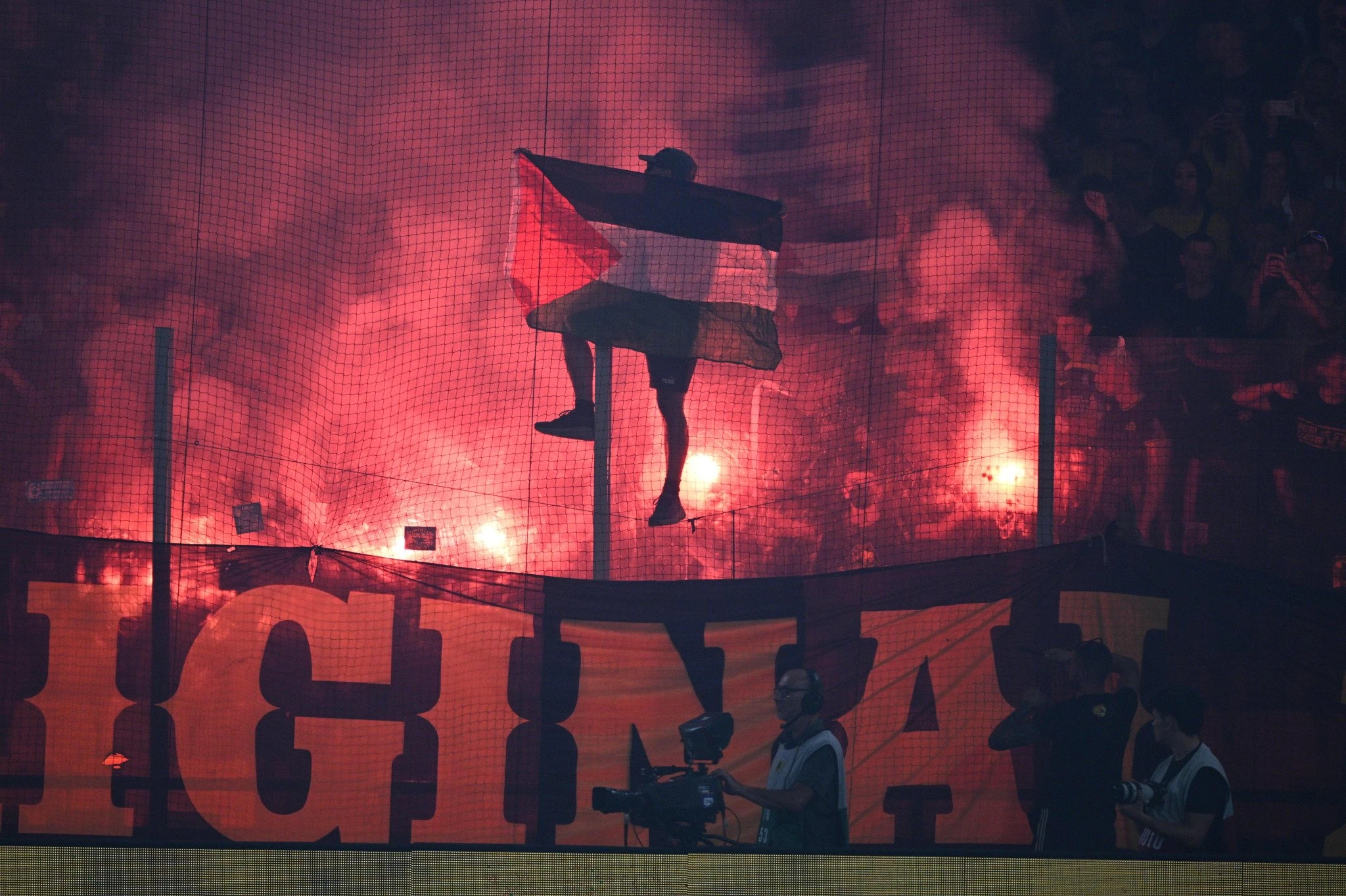 Σημαίες της Παλαιστίνης στον αγώνα της ΑΕΚ / Πηγή: Eurokinissi