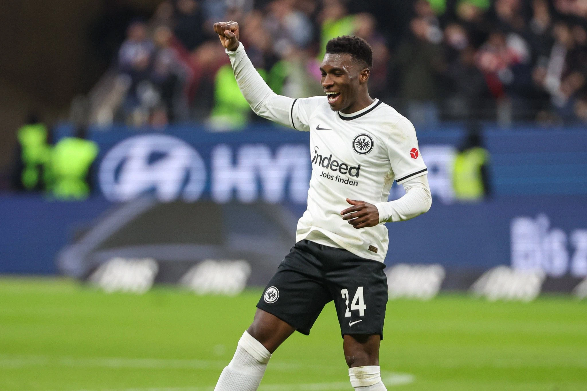 Ο Αουρέλιο Μπούτα πανηγυρίζει με την Άιντραχτ Φρανκφούρτης / Πηγή: Imago
