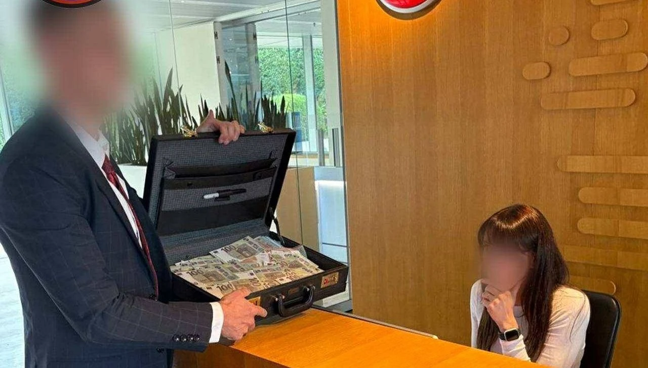 Το ντου των οπαδών της Κρίσταλ Πάλας στα γραφεία της UEFA / Πηγή: Holmsdale Fanatics