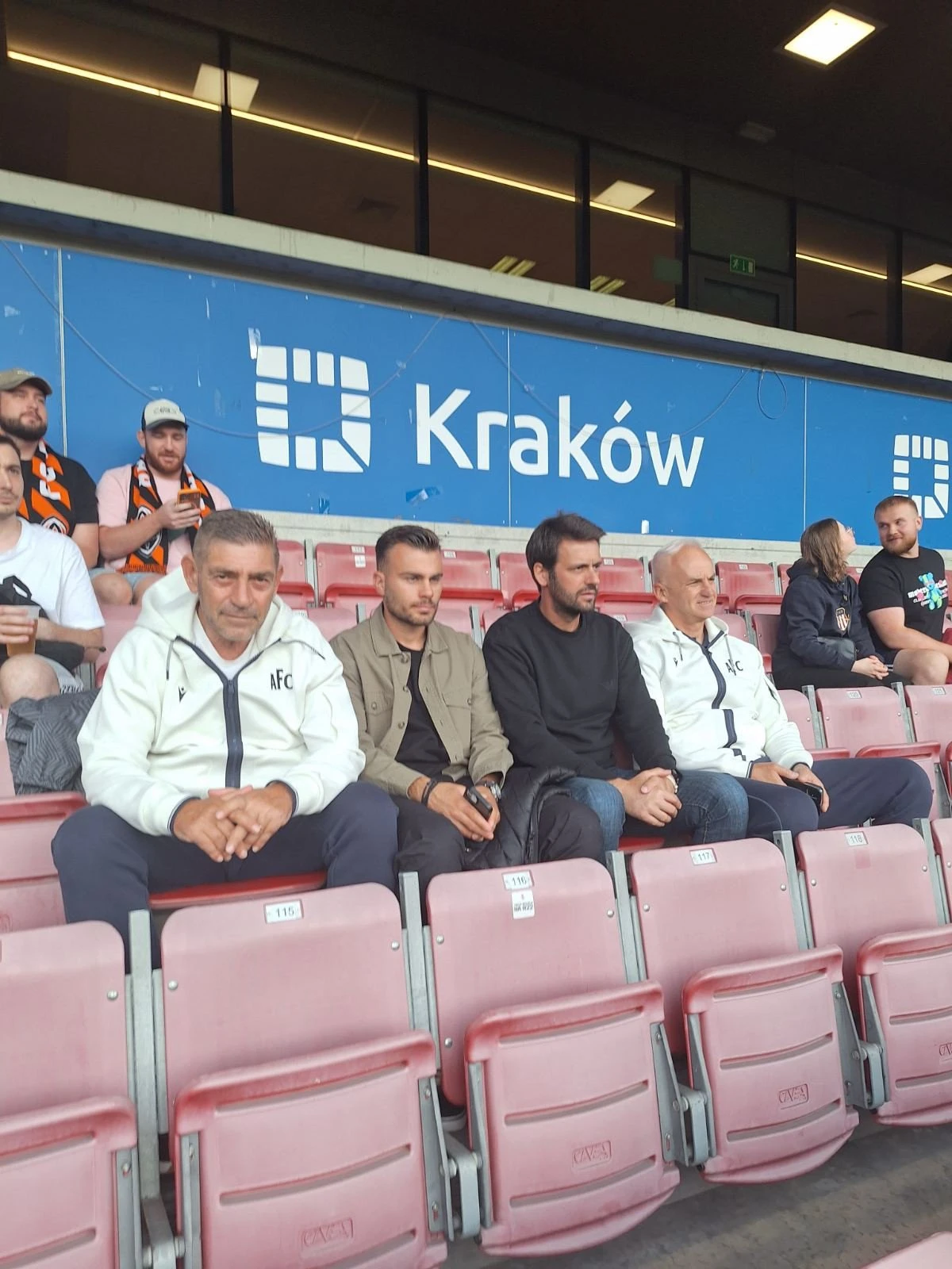 Ο προπονητής του Αστέρα AKTOR, Σάββας Παντελίδης, μαζί με το τεχνικό του επιτελείο στο Σαχτάρ - Μπεσίκτας