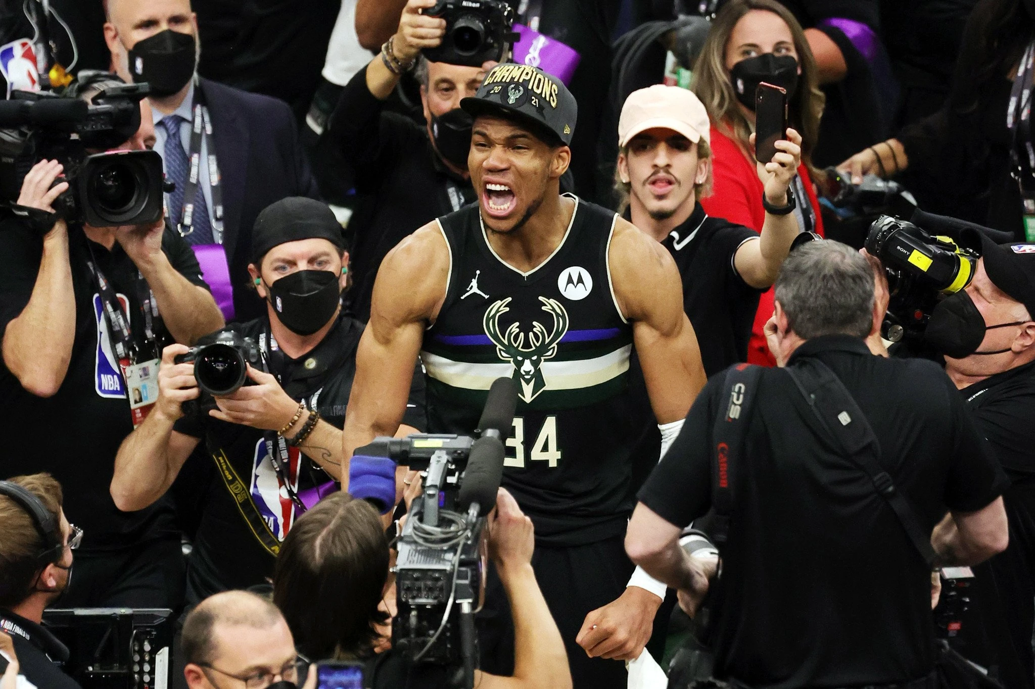 Ο Γιάννης Αντετοκούνμπο, όταν κατέκτησε πρωτάθλημα του NBA το 2021 για λογαριασμό των Μιλγουόκι Μπακς / Jonathan Daniel/Getty Images/Ideal Images