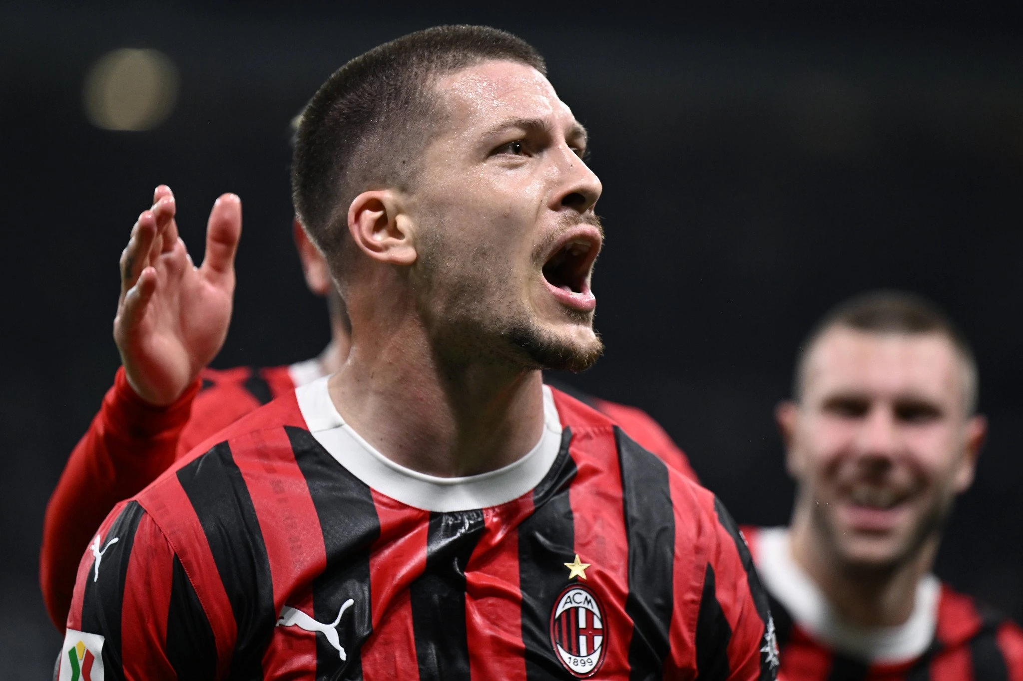 Ο Λούκα Γιόβιτς πανηγυρίζει γκολ με τη Μίλαν / Πηγή: Imago