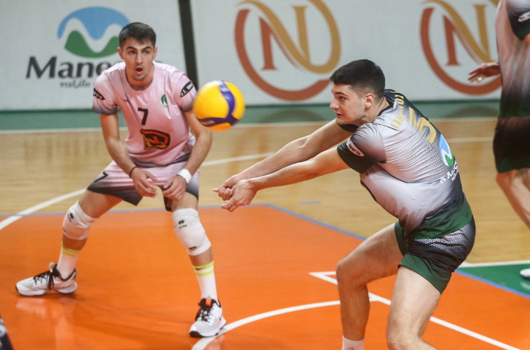 Ο Άρης και ο Σπύρος Χανδρινός με τη φανέλα του Μίλωνα / Πηγή: Intime