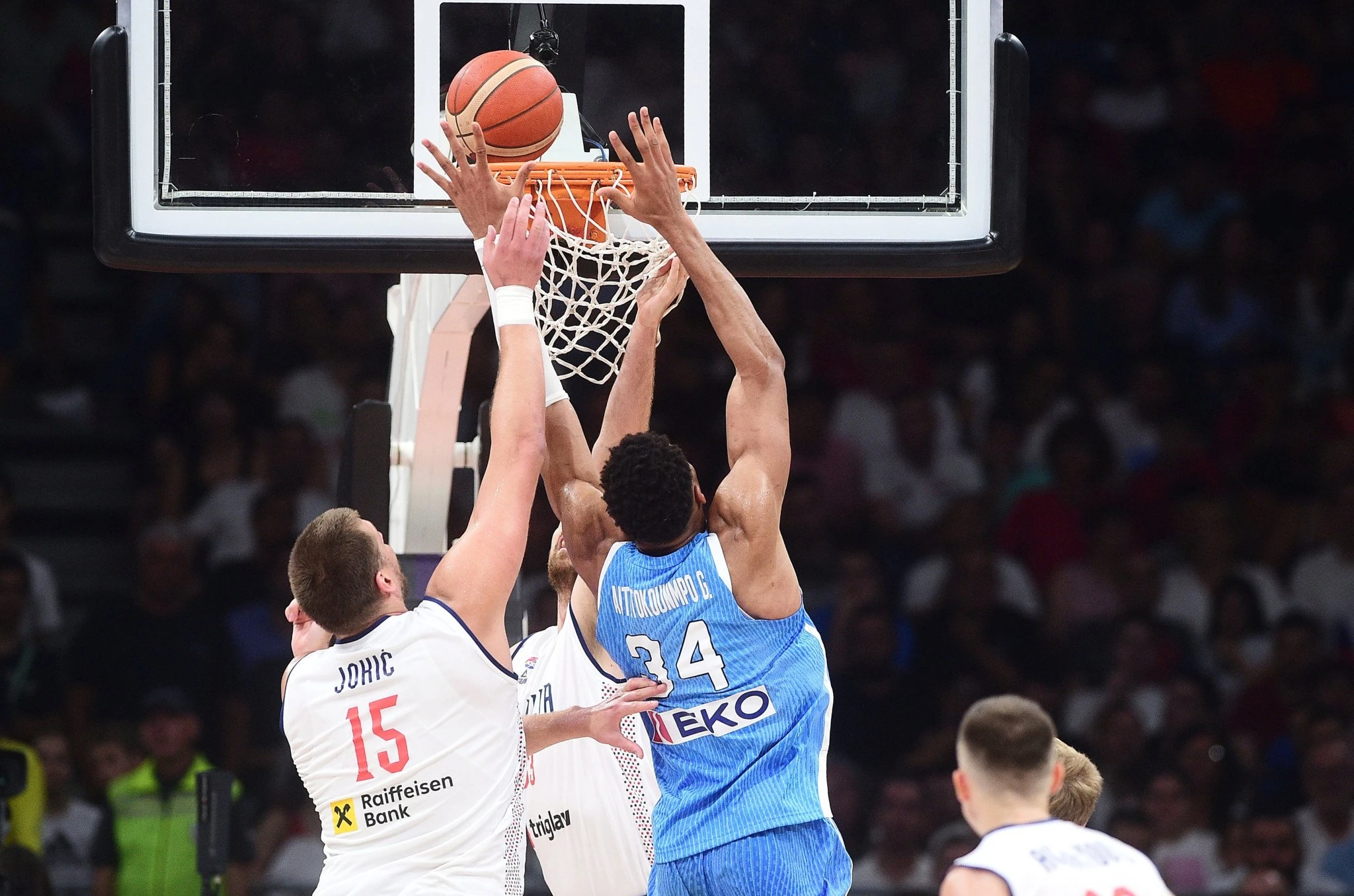 Ο Γιάννης Αντετοκούνμπο με τον Νίκολα Γιόκιτς στο φιλικό της Ελλάδας με τη Σερβία το 2024 / Πηγή: Intime