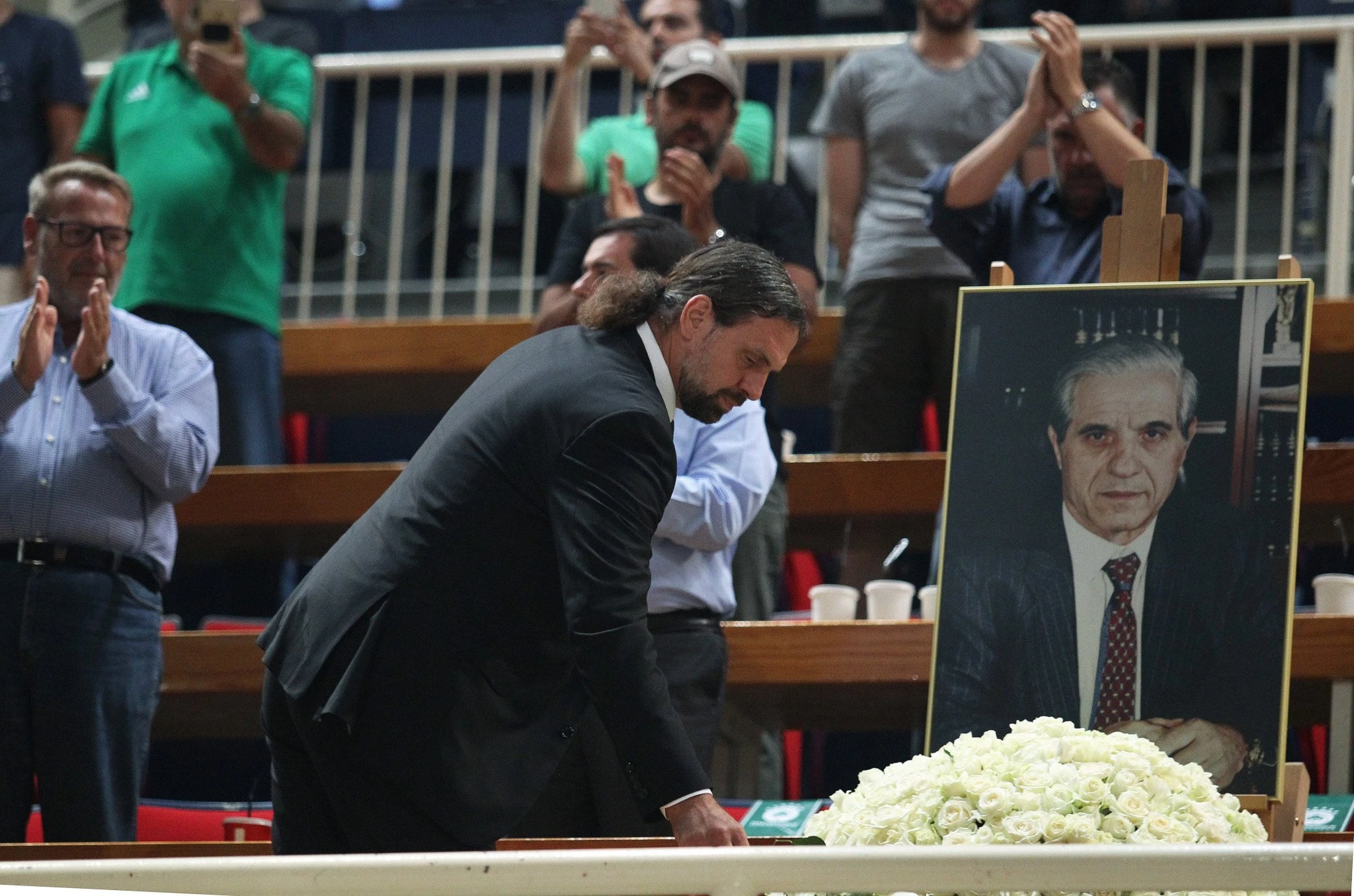 Ο Φραγκίσκος Αλβέρτης απονέμει φόρο τιμής στον Παύλο Γιαννακόπουλο / Πηγή: Eurokinissi