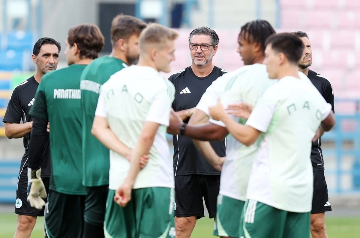 Ο Ρουί Βιτόρια και οι παίκτες του Παναθηναϊκού στην Πολωνία / Πηγή: Eurokinissi