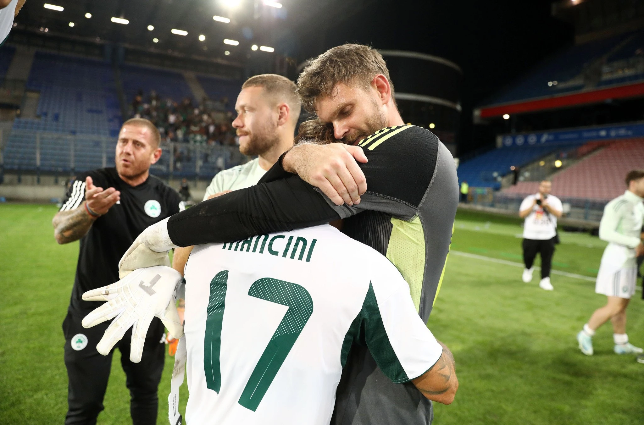 Ο Ντάνιελ Μαντσίνι αγκαλιά με τον Μπαρτολομέι Ντραγκόφσκι μετά την πρόκριση του Παναθηναϊκού στα playoffs του Europa League / Πηγή: Intime