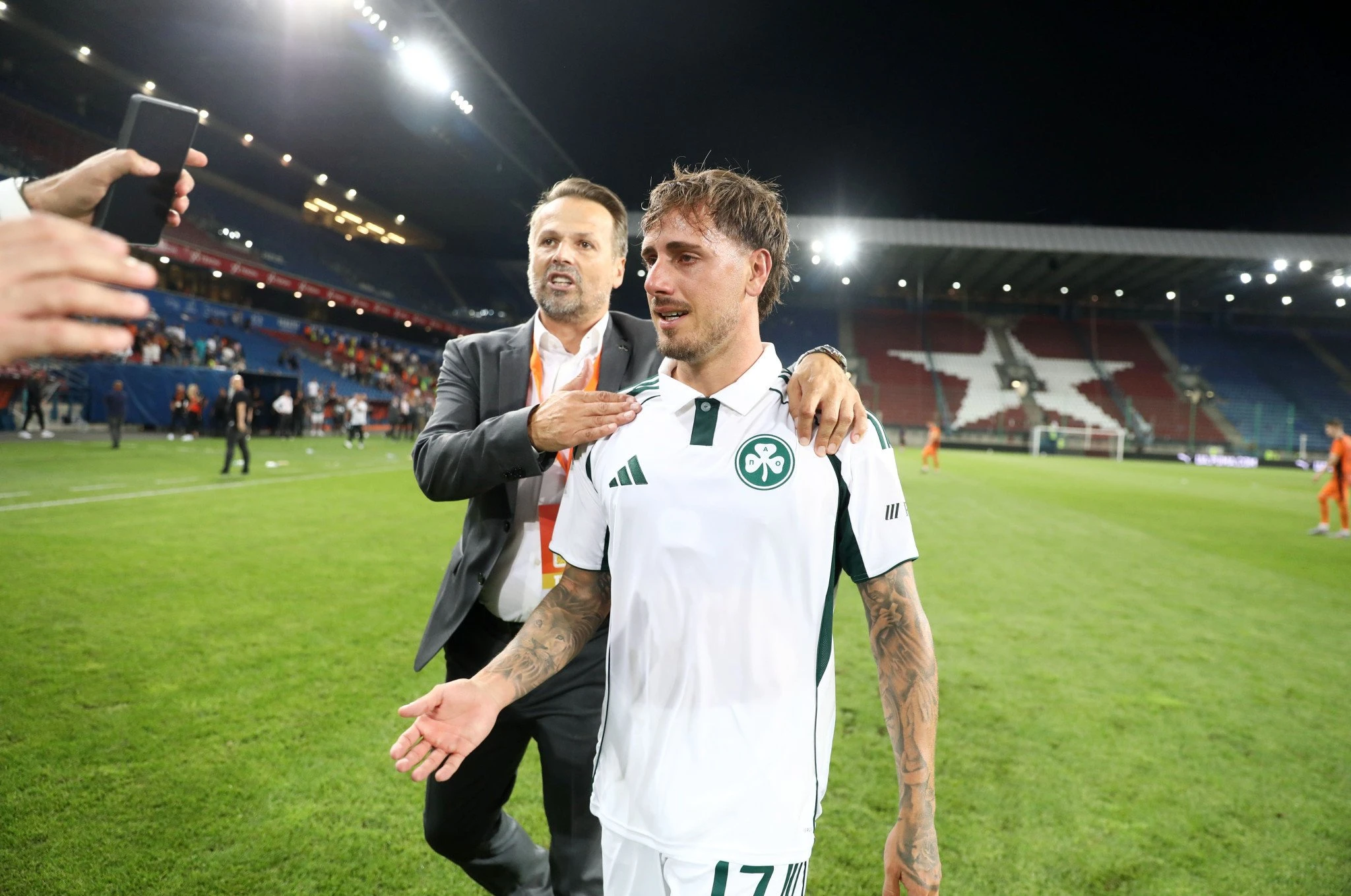 Ο Ντάνιελ Μαντσίνι με δάκρυα στα μάτια μετά την πρόκριση του Παναθηναϊκού στα playoffs του Europa League / Πηγή Intime