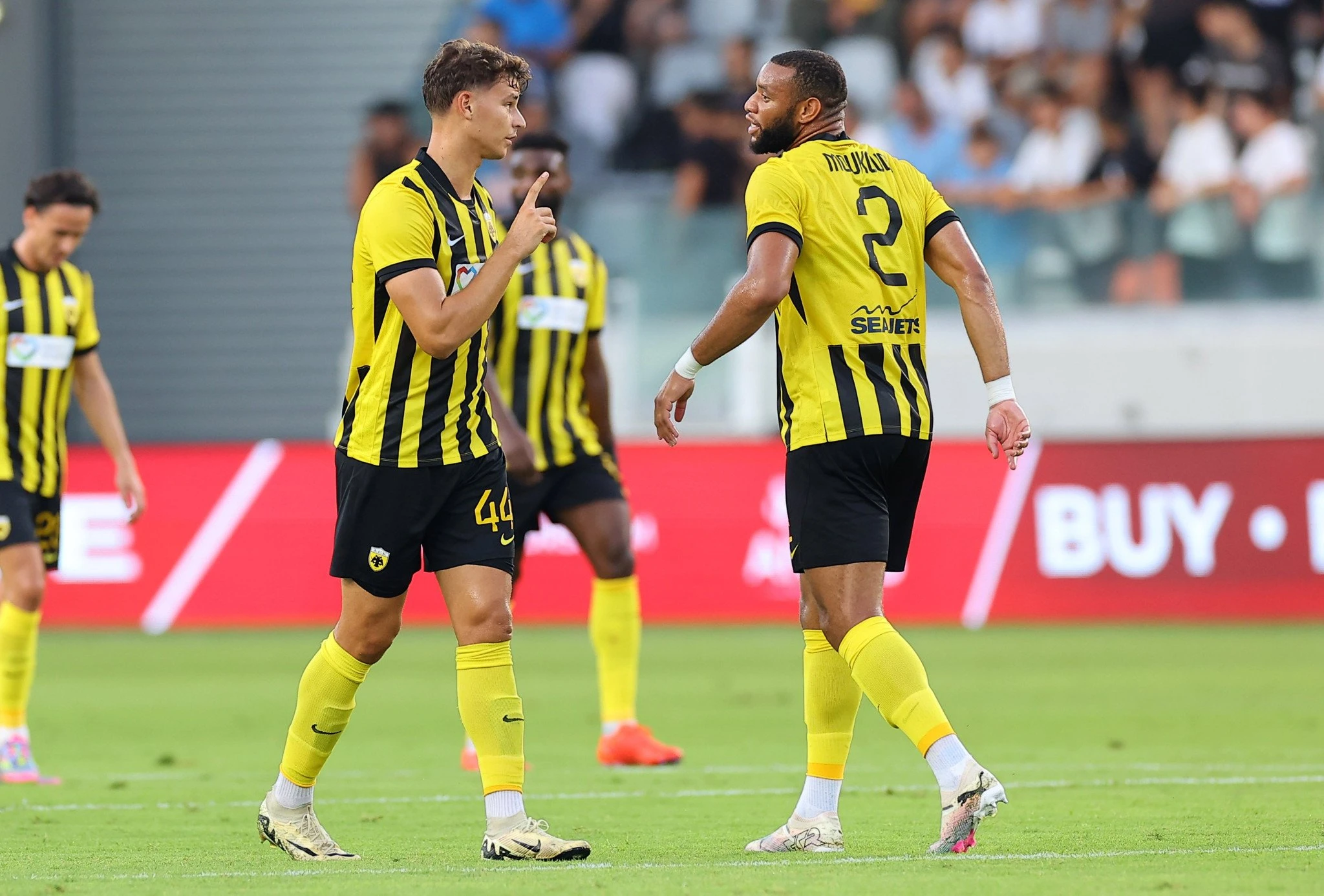 Ο Αρόλντ Μουκουντί με τον Φιλίπε Ρέλβας / Πηγή:&nbsp;Eurokinissi