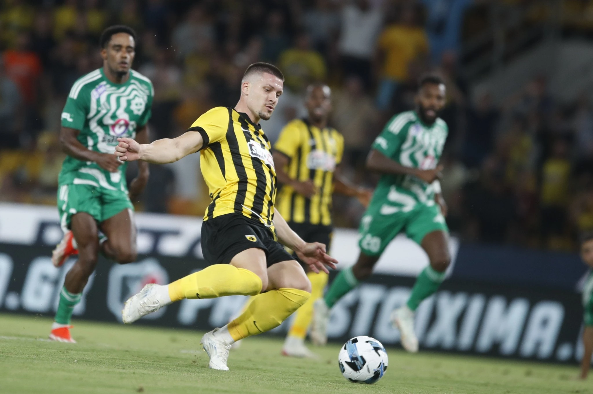 Ο Λούκα Γιόβιτς σκοράρει /Πηγή: Eurokinissi