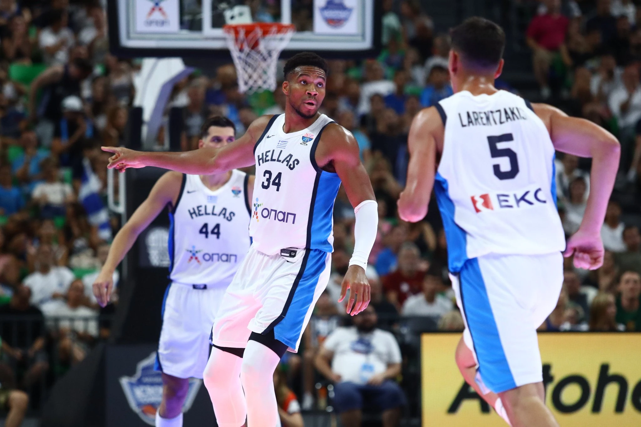 Ο Γιάννης Αντετουκούνμπο με τους συμπαίκτες του, Πηγή: Eurokinissi