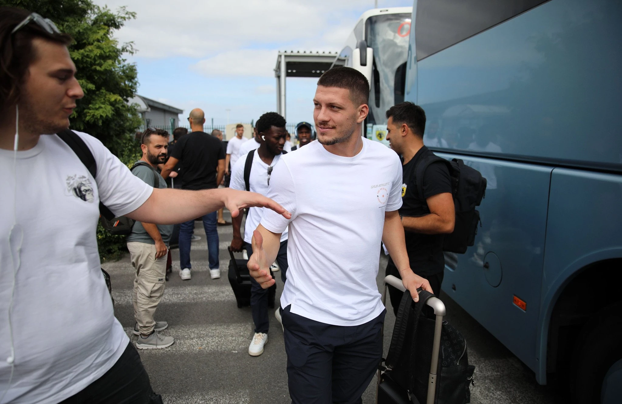 Ο Λούκα Γιόβιτς στο ταξίδι της ΑΕΚ στο Βέλγιο / Πηγή: Intime