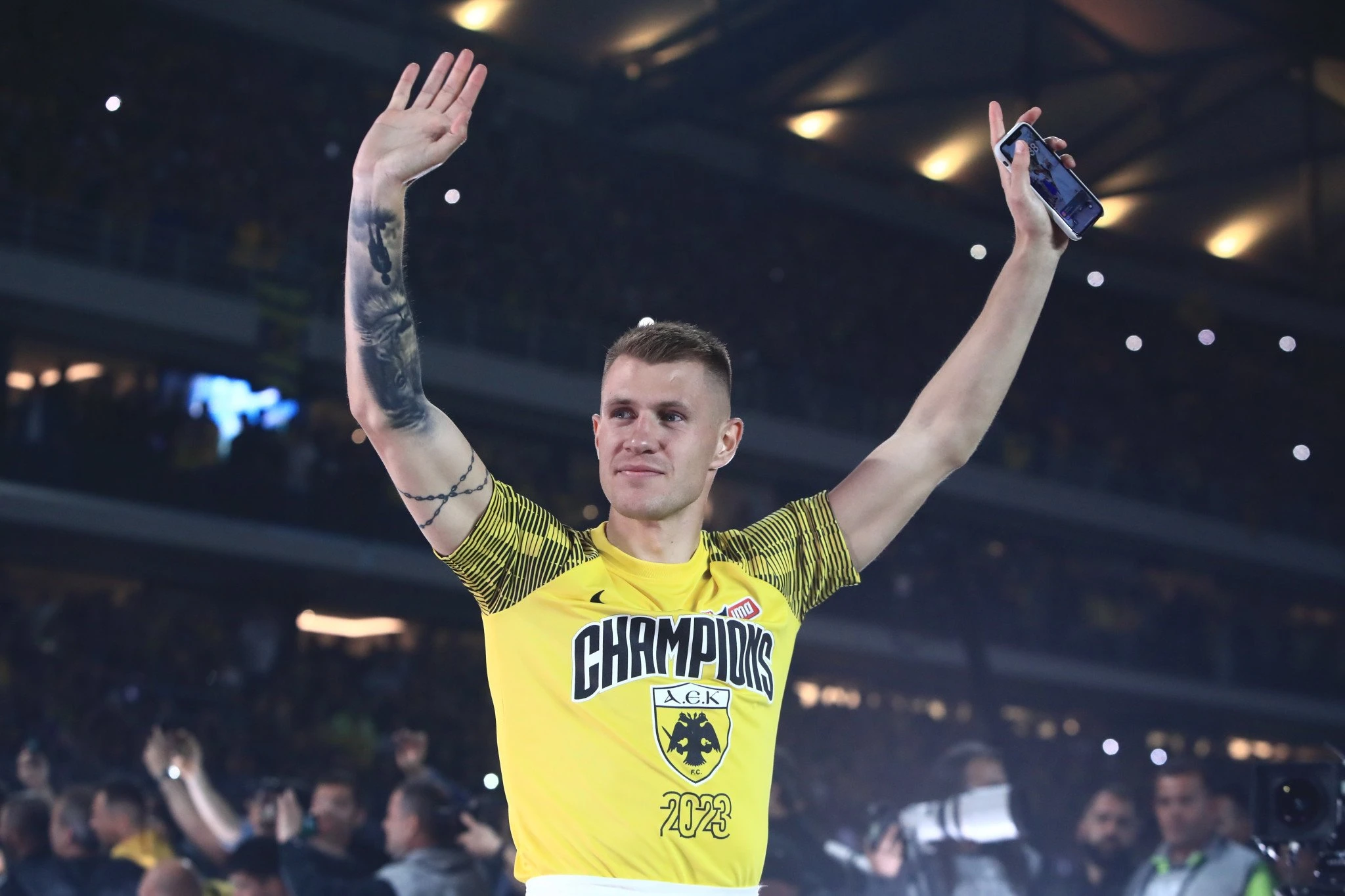 Ο Νταμιάν Σιμάνσκι πανηγυρίζοντας το πρωτάθλημα του 2023 με την ΑΕΚ / Πηγή: Eurokinissi