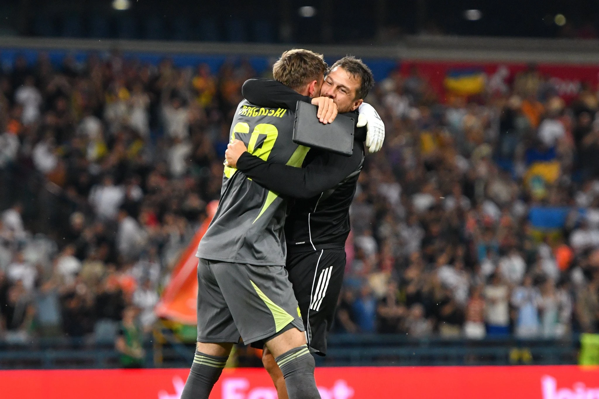 Ο Μπαρτλομιέι Ντραγκόφσκι, μαζί με τον προπονητή τερματοφυλάκων του Παναθηναϊκού Γιώργο Μουντάκη - ΠΗΓΗ: Eurokinissi