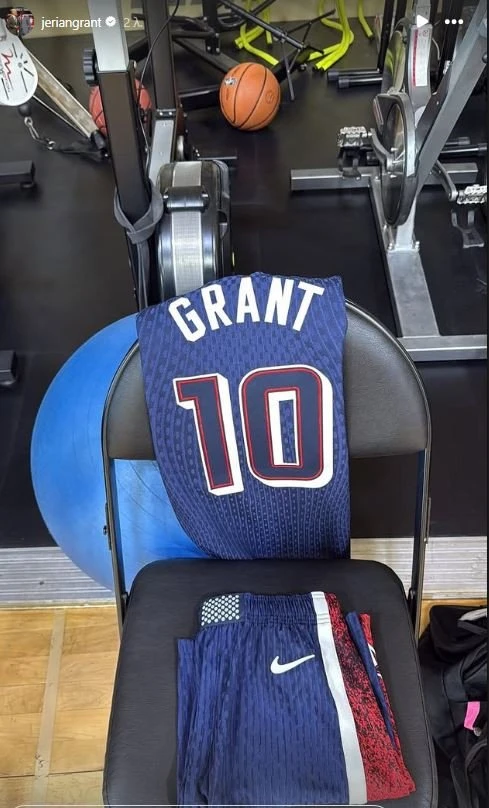 H φανέλα του Γκραντ με το νούμερο «10»