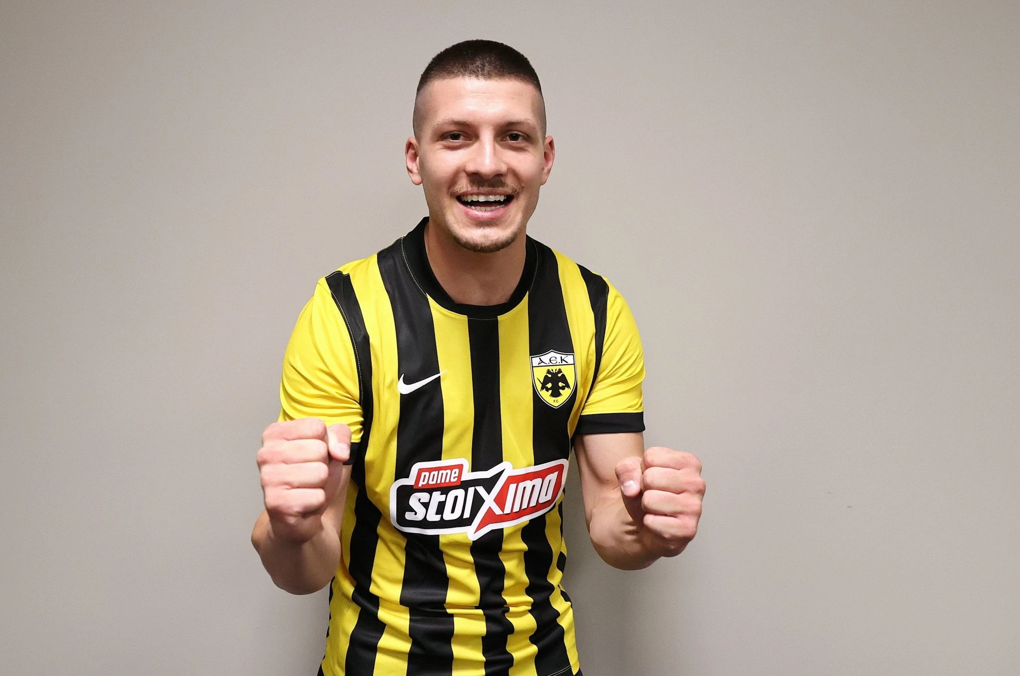 Ο Λούκα Γιόβιτς με τη φανέλα της ΑΕΚ / Πηγή: Intime