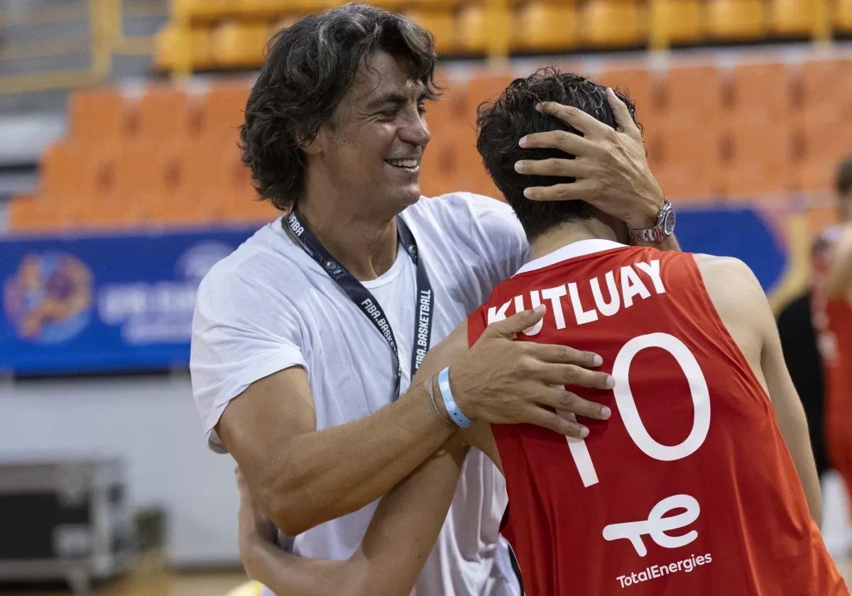 Ο Ιμπραήμ Κουτλουάι με τον γιο του Ομέρ/Πηγή: FIBA