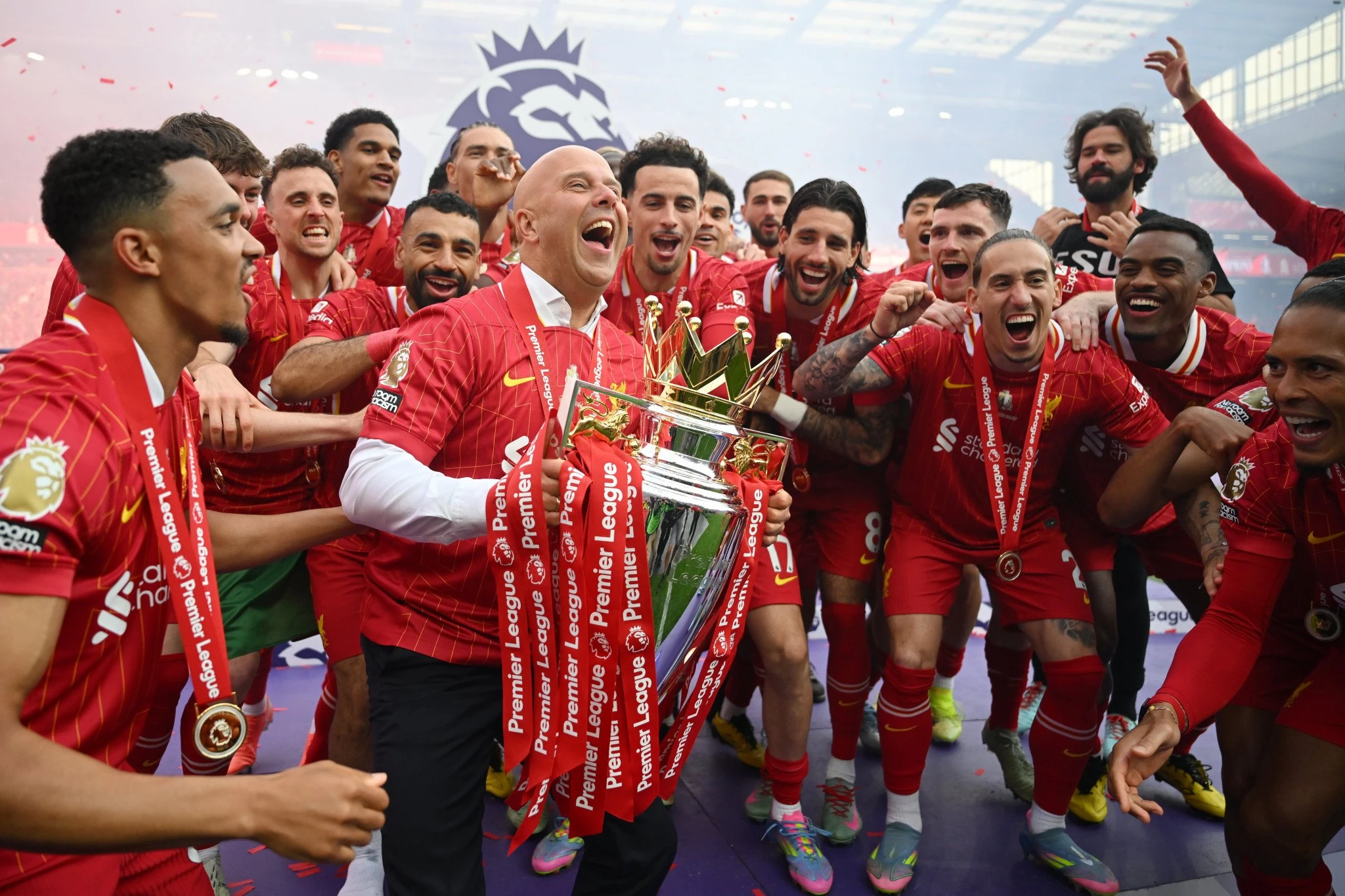 Ο Άρνε Σλοτ και οι παίκτες της Λίβερπουλ πανηγυρίζουν για την κατάκτηση της Premier League/Πηγή: Getty Images