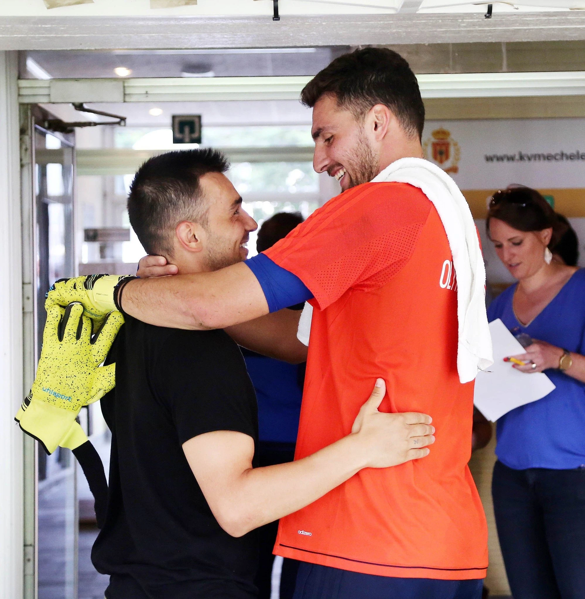 Ο Σωτήρης Νίνης με τον Στέφανο Καπίνο στο φιλικό του Ολυμπιακού με τη Μαλίν/ Πηγή: Intime