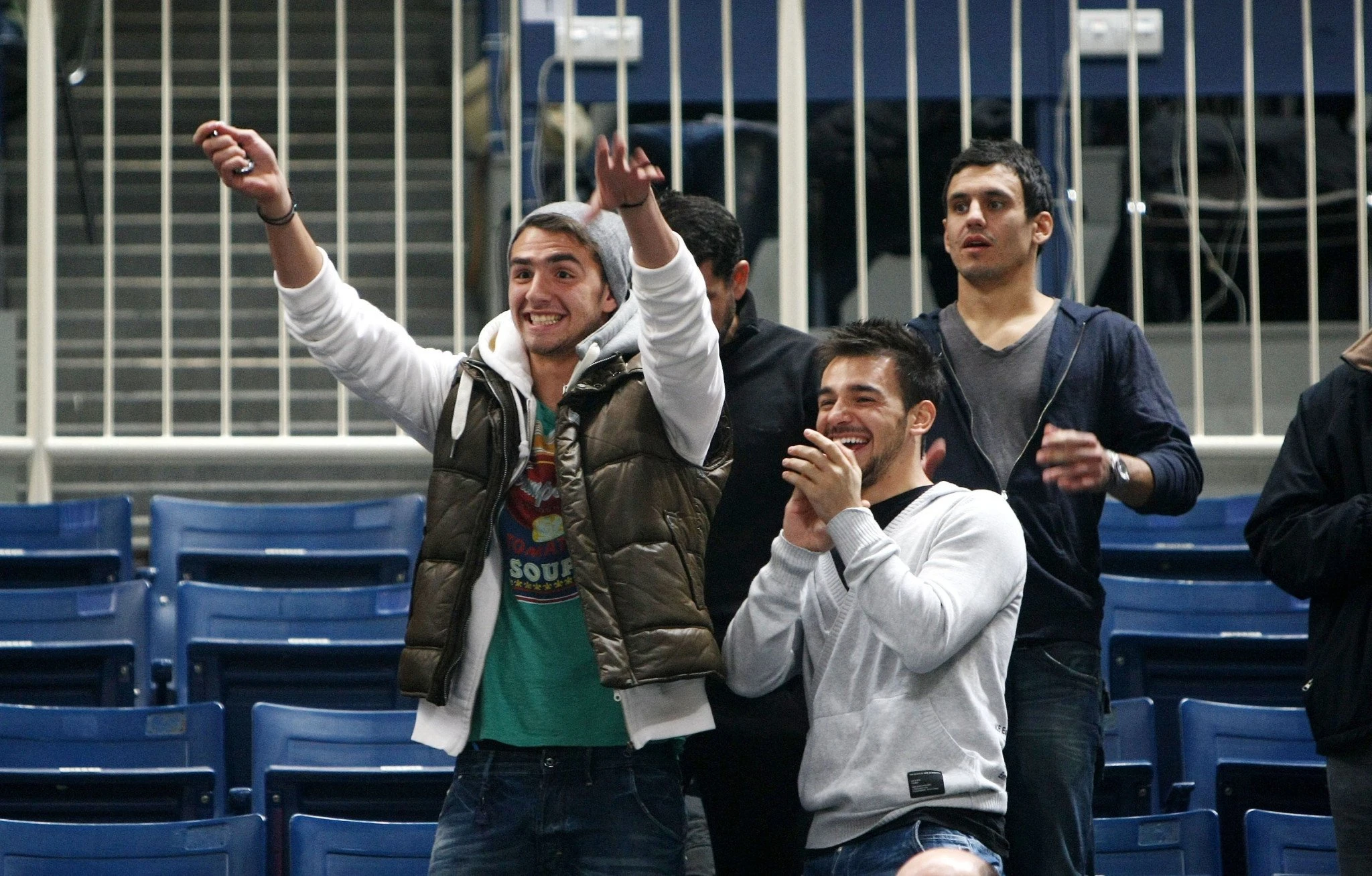 Ο Σωτήρης Νίνης με τον Στέφανο Καπίνο στο ΟΑΚΑ για το ματς του Παναθηναϊκού με τον Ολυμπιακό το 2011 / Πηγή: Intime