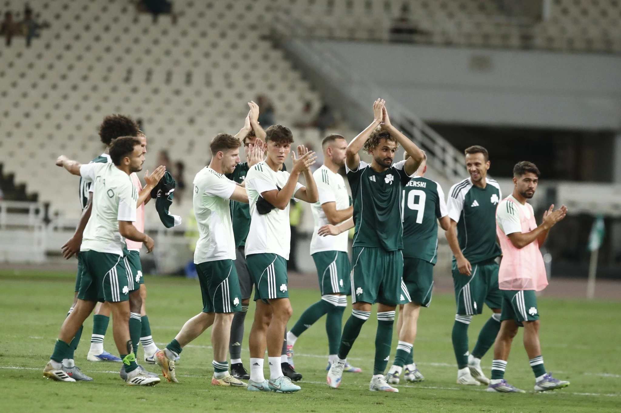 Οι ποδοσφαιριστές του Παναθηναϊκού ευχαριστούν τον κόσμο της ομάδας μετά το ματς με τη Σαχτάρ - ΠΗΓΗ: Eurokinisi