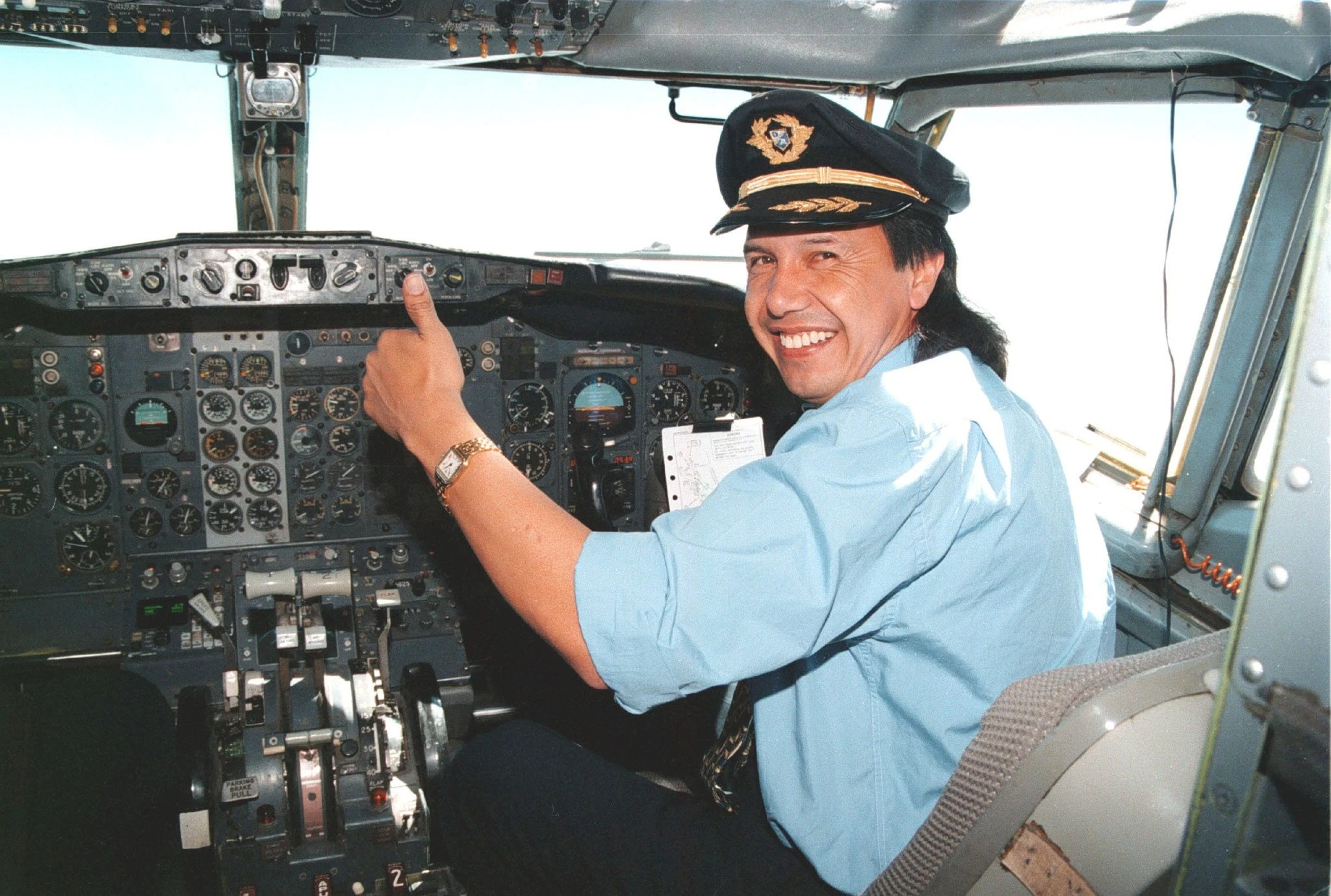 Ο κόουτς Χουάν Ραμόν Ρότσα ενώ... πιλοτάρει το αεροπλάνο της επιστροφής απ