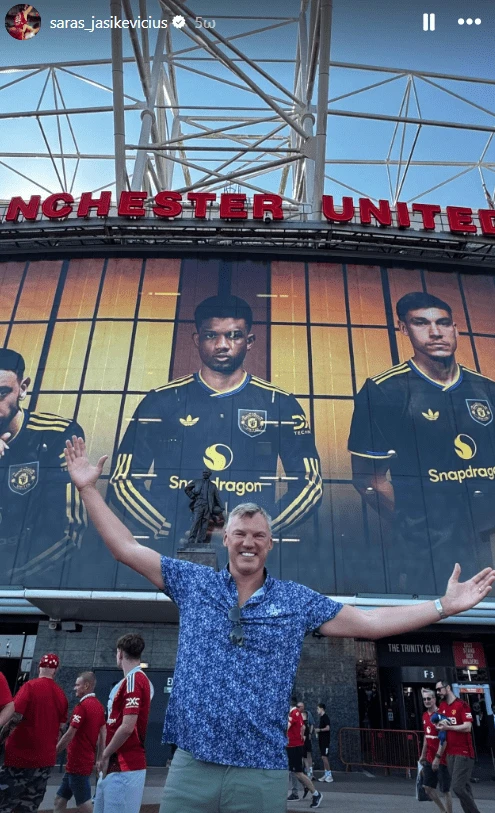 Ο Σάρας έξω από το γήπεδο της Μάντσεστερ Γιουνάιτεντ / Πηγή: Instagram&nbsp;