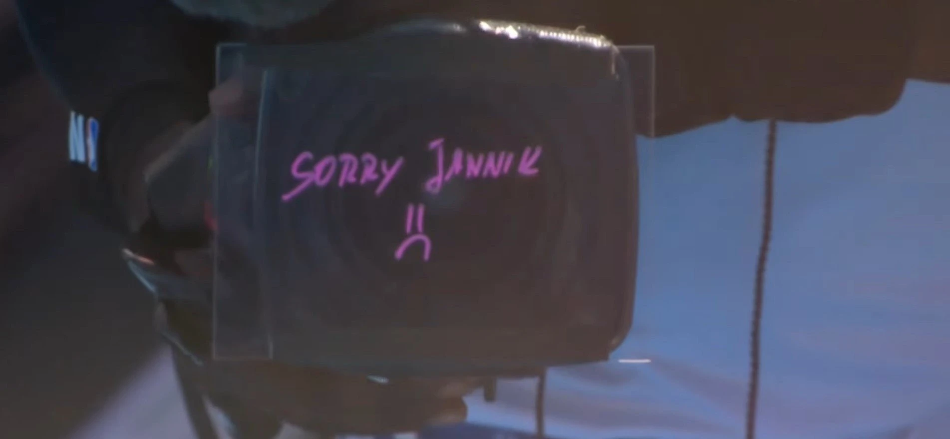 Ο Κάρλος Αλκαράθ γράφει στην κάμερα «Συγγνώμη Γιανίκ» για την οικειοθελή αποχώρηση του Σίνερ μετά από το ιατρικό time out στον τελικό του Σινσινάτι / Screenshot