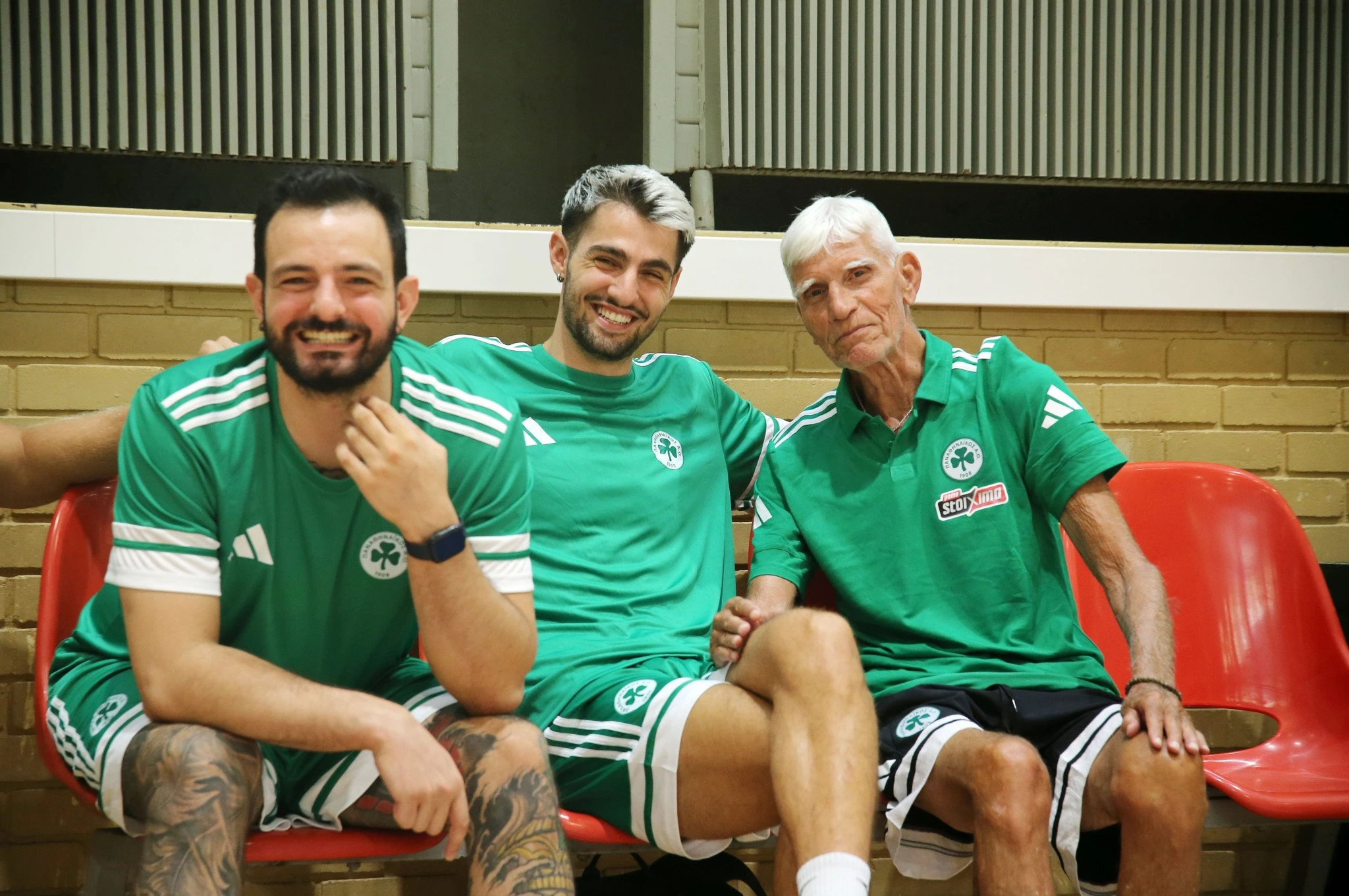 Τα λίμπερο του Παναθηναϊκού Κοντοστάθης και Χανδρινός με τον τιμ μάνατζερ Ρούλη Αγραπιδάκη / Πηγή: Initme