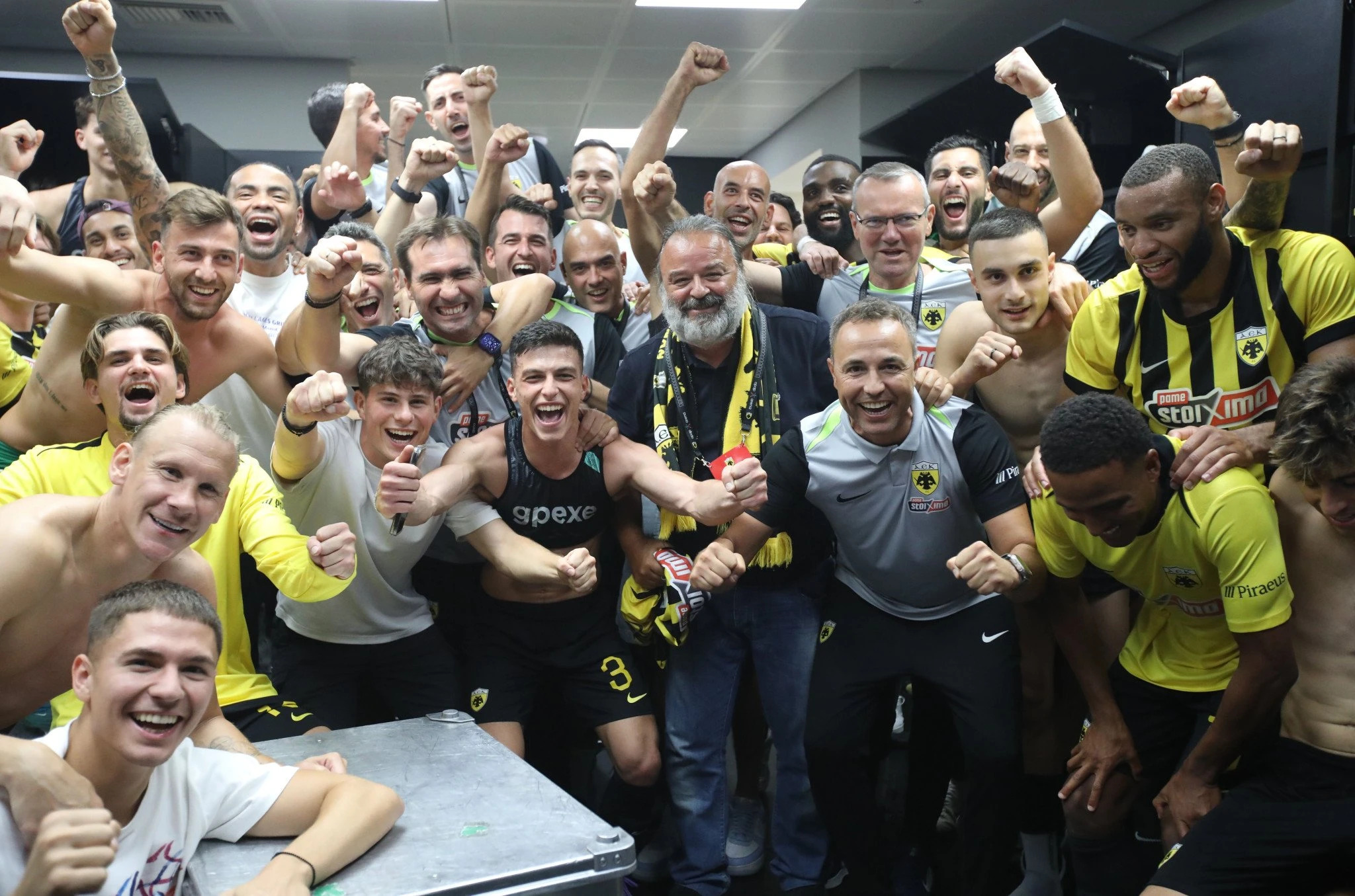 Οι πανηγυρισμοί των παικτών της ΑΕΚ στα αποδυτήρια / Πηγή: Intime