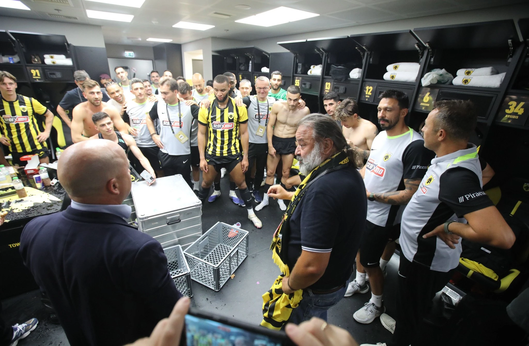 Οι πανηγυρισμοί των παικτών της ΑΕΚ στα αποδυτήρια / Πηγή: Intime