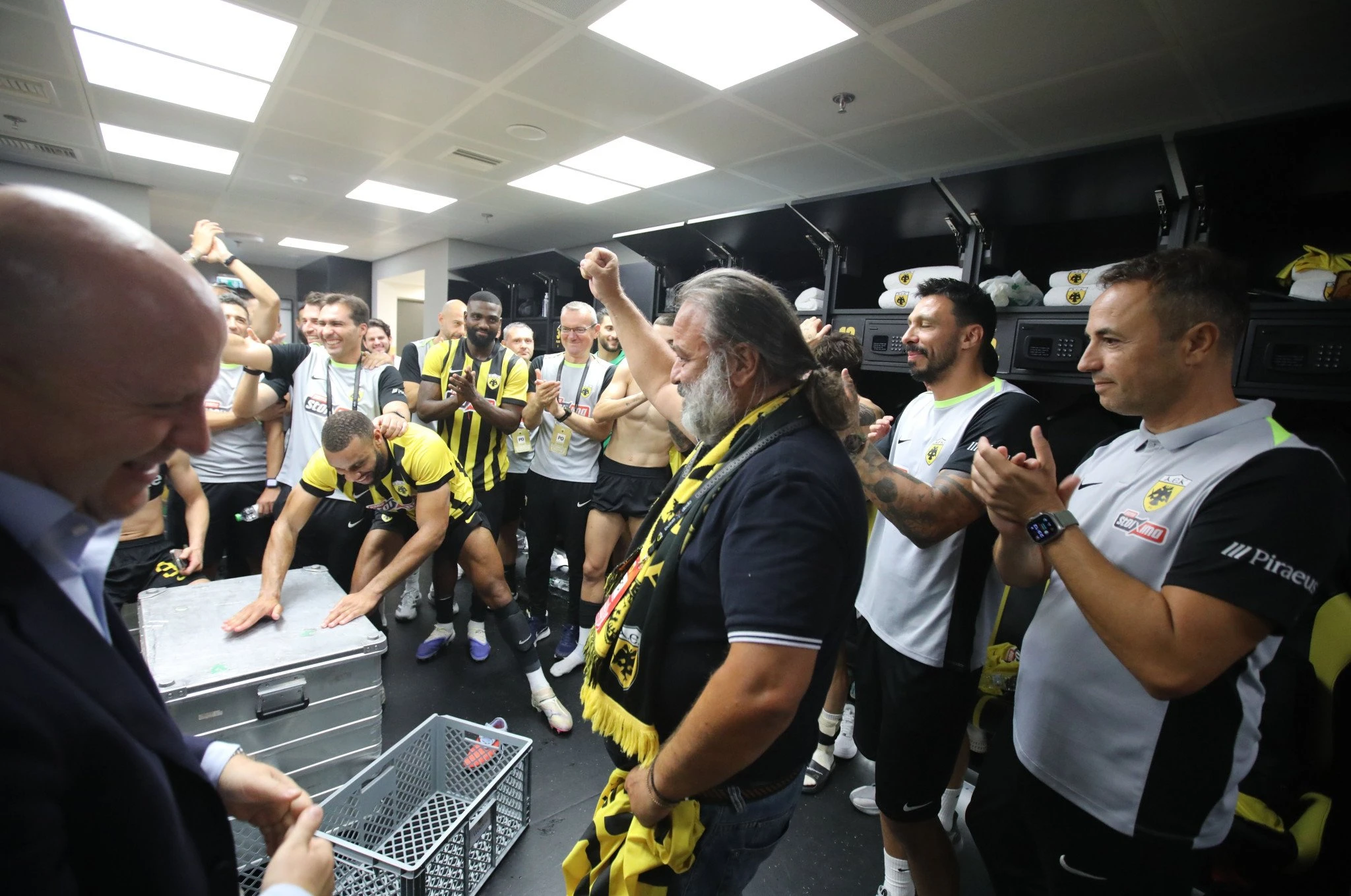 Οι πανηγυρισμοί των παικτών της ΑΕΚ στα αποδυτήρια / Πηγή: Intime