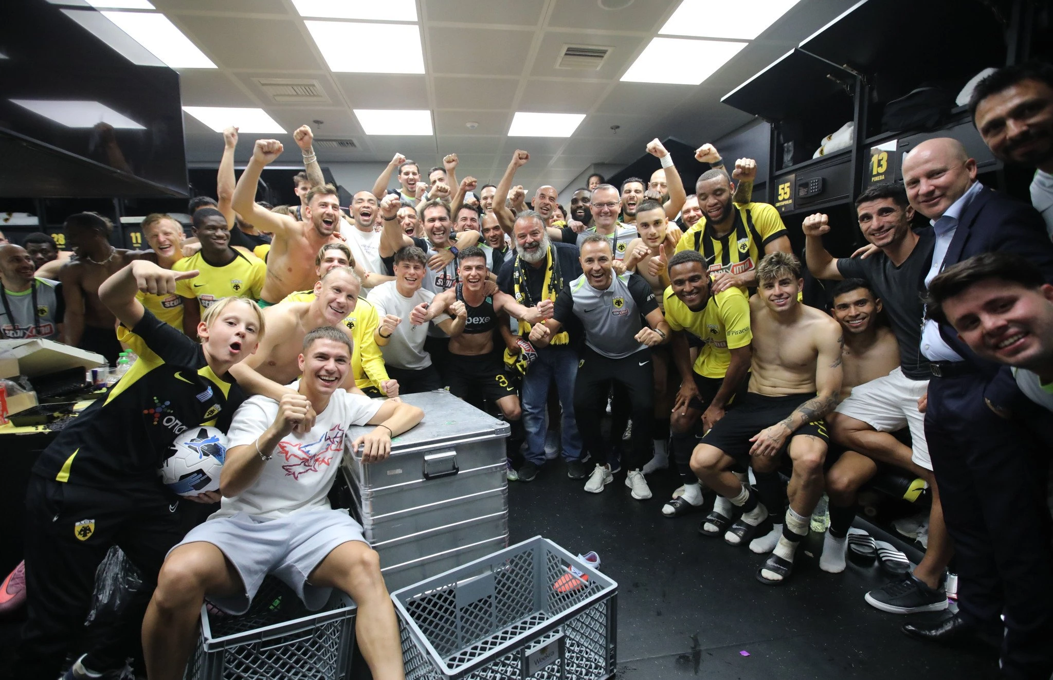 Οι πανηγυρισμοί των παικτών της ΑΕΚ στα αποδυτήρια / Πηγή: Intime