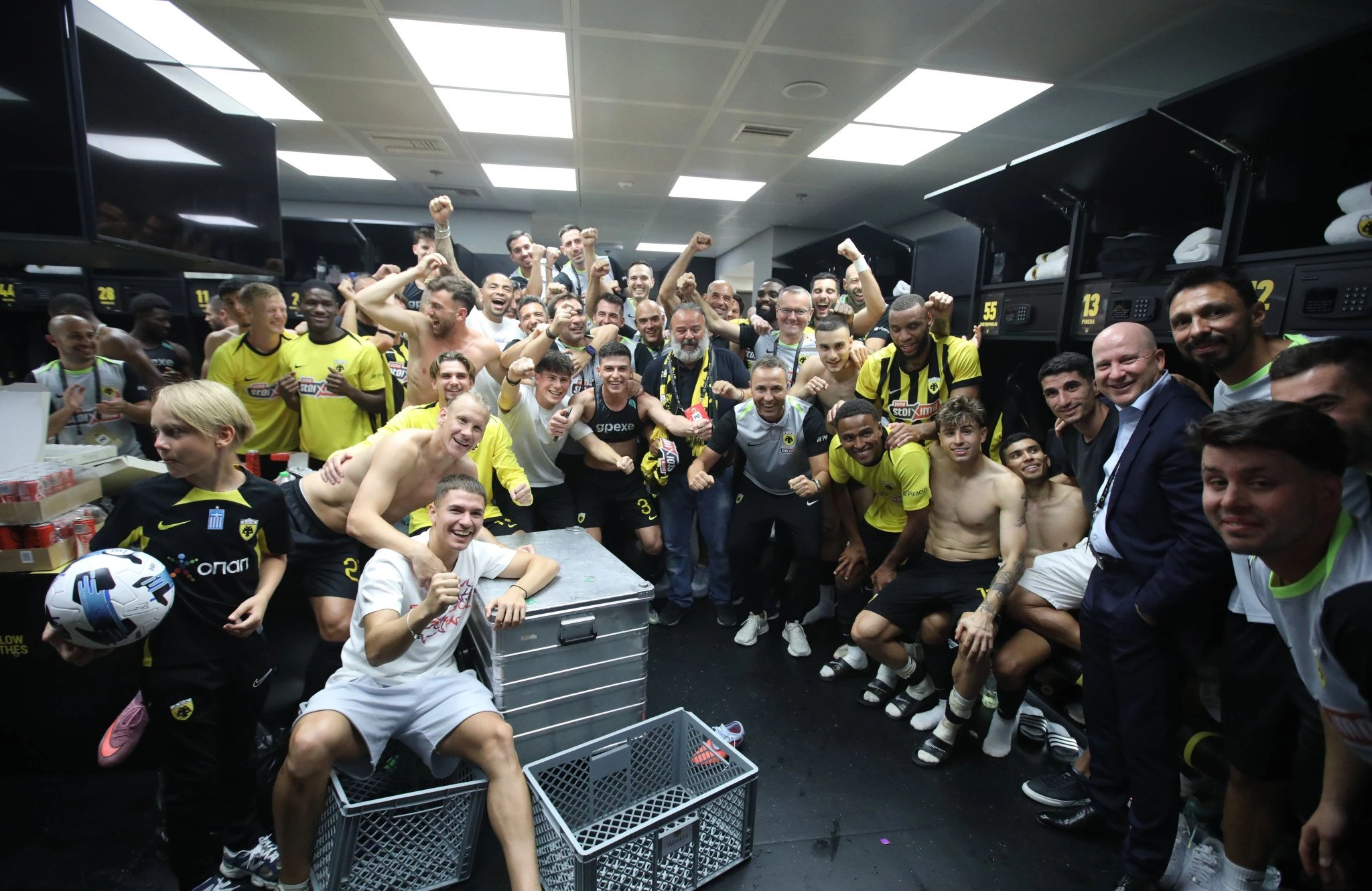 Οι πανηγυρισμοί των παικτών της ΑΕΚ στα αποδυτήρια / Πηγή: Intime