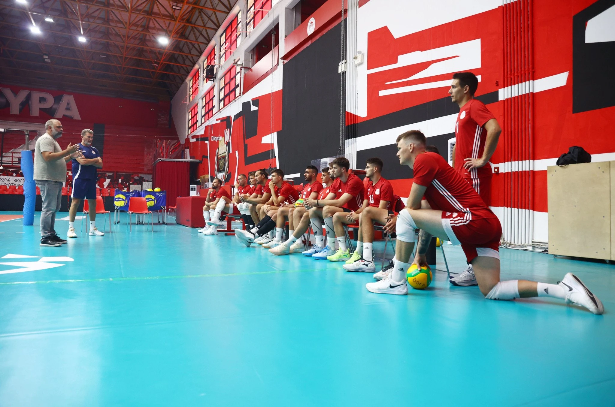 Η ομάδα βόλεϊ ανδρών του Ολυμπιακού στην πρώτη προπόνηση / Πηγή: Intime