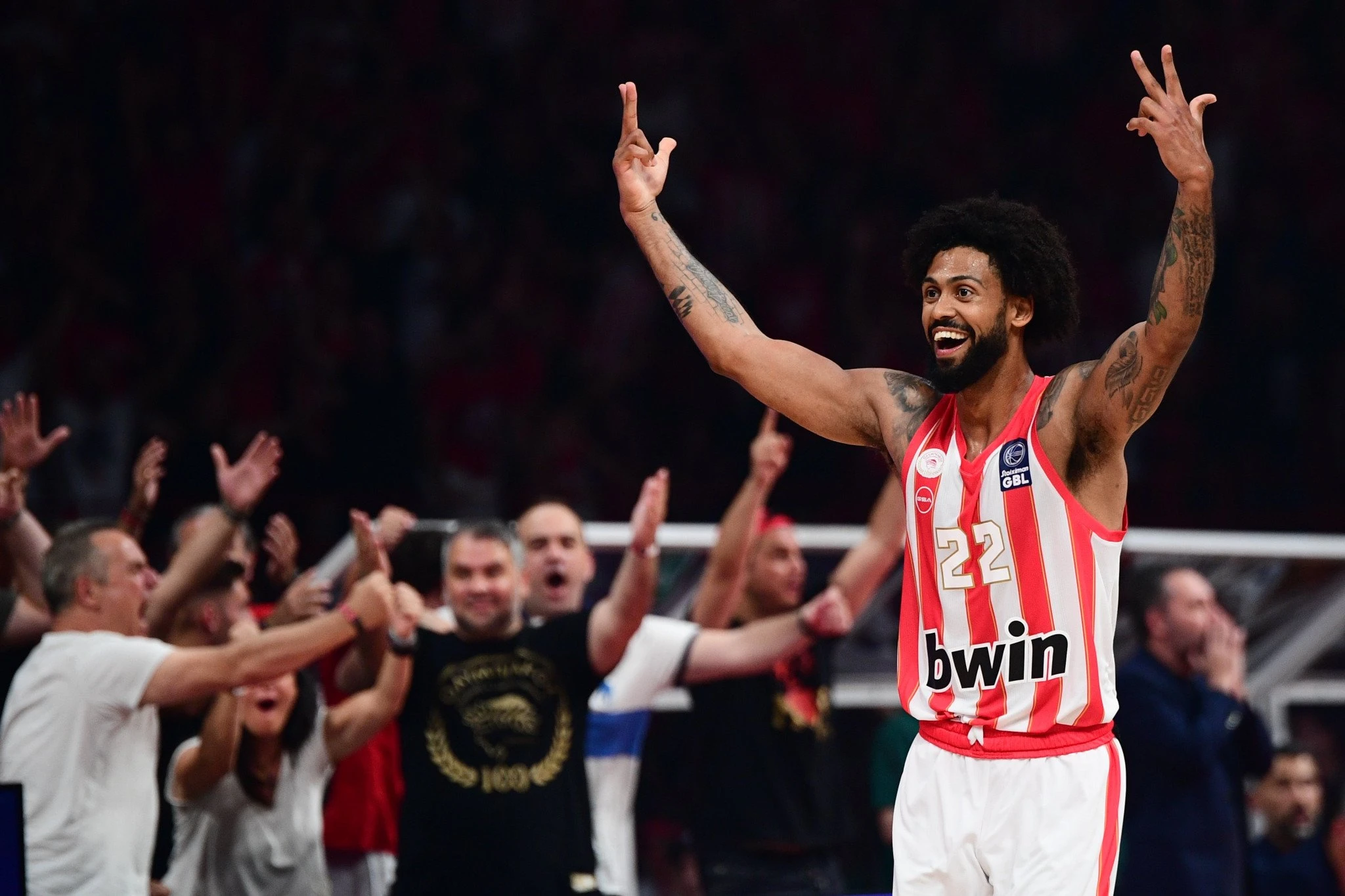 Ο Τάιλερ Ντόρσεϊ πανηγυρίζει με την φανέλα του Ολυμπιακού