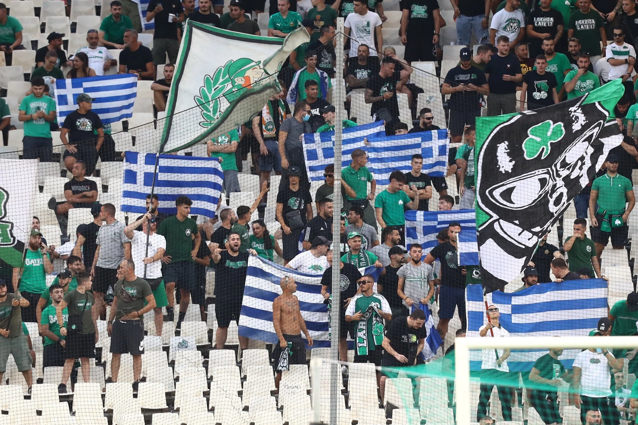 Οι φίλοι του Παναθηναϊκού με ελληνικές σημαίες στο ΟΑΚΑ / Πηγή: Eurokinissi